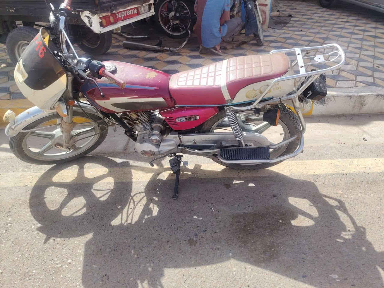 جني ٥ كير موديل ٢٠ 
محرك كهربائيات كلها شغاله 
ماطور ما تصرف عليه ربع تايرات كلها جدد وياله شرط 
مكاني بيجي 
سعره ٣٥٠ وبي مجال 
***********
