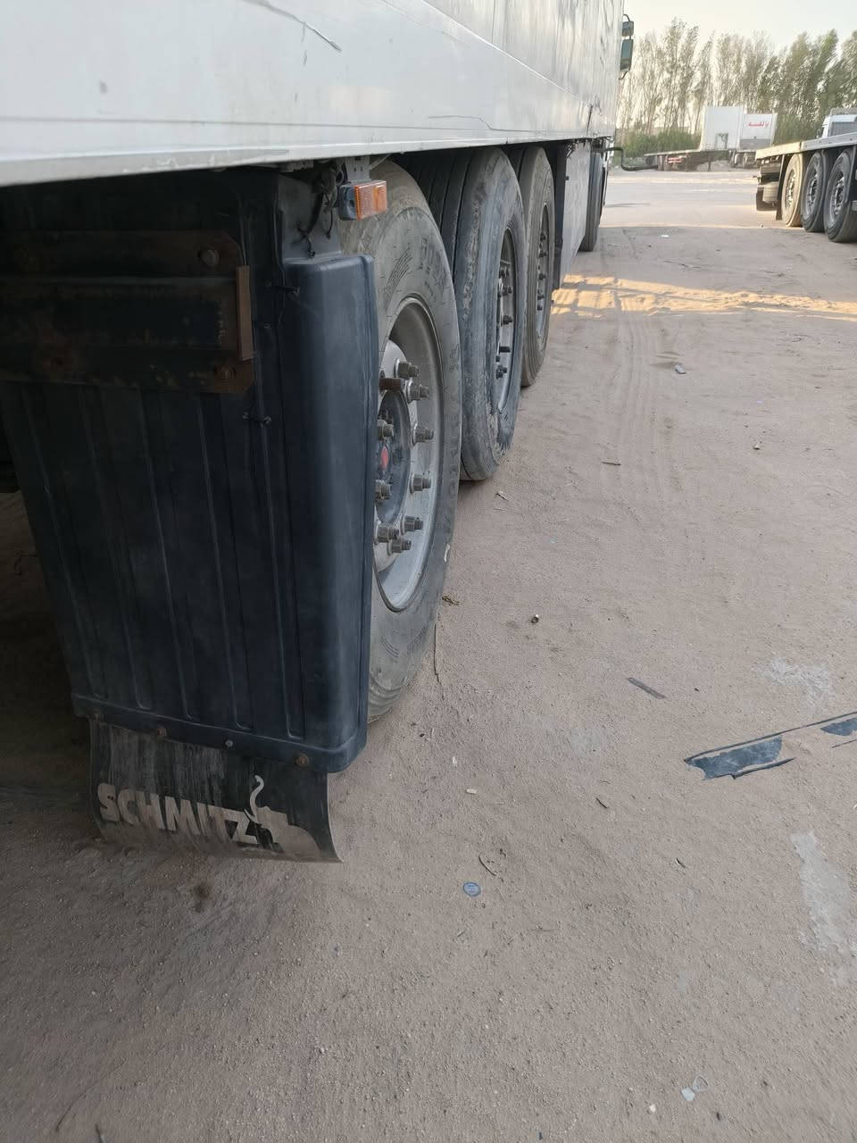 شمتز ٢٠٠٦ سمك ٥ جهاز إس ال ٣٠٠
ثلاجه ومطبخ وصندوق عبار أربع تايرات جدد
شاصي كامل تفصال سوري 
سعر ٨٠ 
غاز ١٣٤
***********
