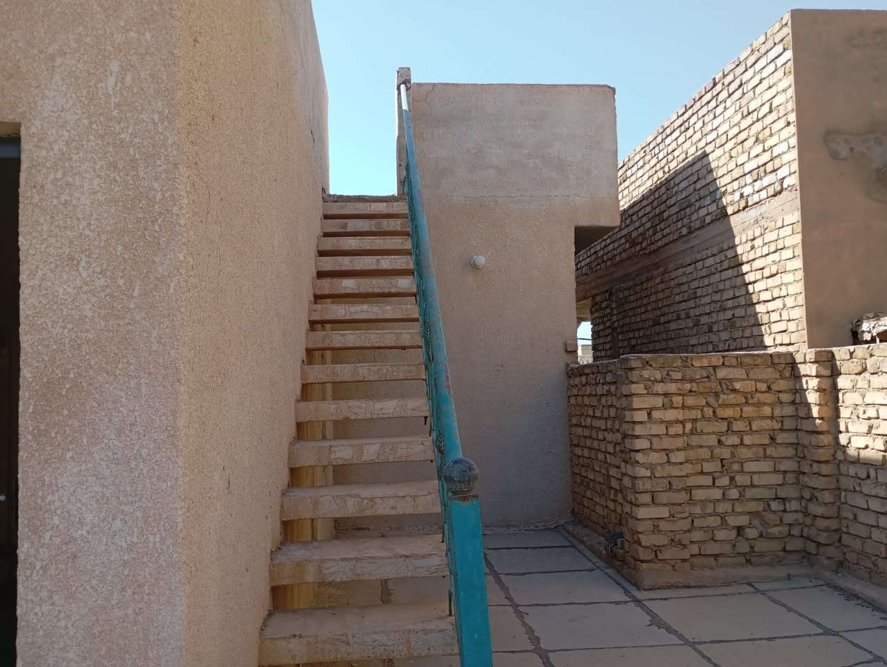 💡  فرصة استثمارية وسكنية ممتازة
(تستطيع سكن نصف وتأجير النصف الآخر فوراً ليعود عليك بوارد شهري ممتاز).
🏠 دار للبيع في الكوت - منطقة داموك (الطشاش) قرب مديرية المرور 🏠
الموقع والميزات العامة:
السند: طابو ملك صرف (باسم المالك وسكني - جاهز للتحويل الفوري)
المساحة الكلية: 200 متر مربع.
الموقع: تسلسل البيت العاشر عن الشارع العام (موقع هادئ وسهل الوصول).الشارع مقابل دائرة  المرور .
عرض الشارع: شارع عريض ومميز جداً بعرض 10 أمتار.
هيكل البناء: بناء عائلي متين وثقيل من الدرجة الأولى، البيت مرتفع ومحصن عن الشارع بسلم من 3 إلى 4 بايات، والنصفان مبنيان بحائط مشترك قوي ممتد على طابقين. البيت مصبوغ بالكامل بلون أوف وايت نظيف وجاهز للسكن.
تصميم الدار (نظام مشتملين منفصلين تماماً بسياج عازل وباب خارجي مستقل بعرض 1 متر لكل منهما):
النصف الأول (طابقين):
الطابق الأرضي: طرمة أمامية واسعة ومعزولة (5م × 5م)، صالة (4م × 5م)، حمام وتواليت مشترك (2م × 3م) مخدوم بممر، هول داخلي يحتوي على السلم وباب المنور الجانبي، مطبخ (4م × 5م) بتهوية ممتازة مع منور خلفي خاص.
الطابق الثاني: غرفتين نوم واسعتين (إحداهما مبنية فوق صالة النصف الثاني)، هول داخلي كبير، وباب يفتح على السطح الأول.
السطوح: مطبقة بالكامل بالشتايكر ومرتبة مع سلم للطابق الثاني.
النصف الثاني (طابق واحد معزول):
طرمة أمامية مستقلة ومرتبة (5م × 5م) وباب خارجي خاص، صالة (4م × 5م)، ممر يحتوي على حمام وتواليت مشترك (2م × 3م)، مطبخ (3م × 3م)، غرفة نوم (4م × 5م) مع باب على منور جانبي مخصص للتهوية.

📞 للاستفسار ومعاينة العقار تفضلوا بالمراسلة على الخاص (خاص الصفحة) أو الاتصال على الرقم: [***********].
