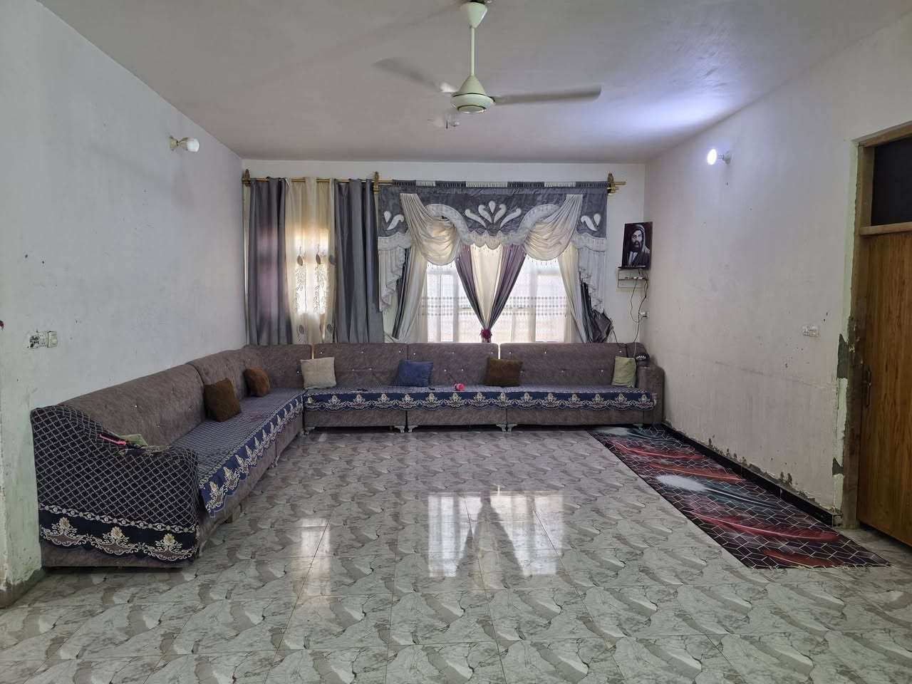 بيت للبيع مساحه ٣٠٠م خمس غرف نوم مع صاله واستقبال ومطبخ وصحيات داخليه وخارجيه بناء بلوك كوت حي الحكيم الثانيه يبعد عن الشارع ٣٠٠م السعر ٣٧ وقابل للتفاوض للاستفسار مراجعه دلاليه احمد السعيدي قرب حسينيه بيت خليفه الاتصال *********** ***********
