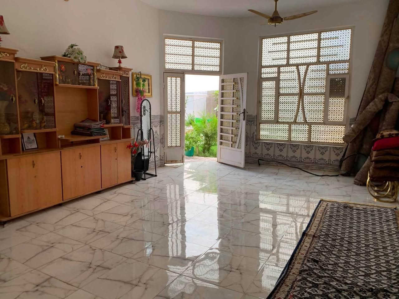 🏡 دار للبيع – موقع مميز المساحة: 250 م² طابو زراعي (سند 25) البناء: حديث، طابوق مع كونكريت مسلح، وسقف كونكريت مسلح للطابقين.
🔹 الموقع: المدحتية على ربيانه، في الفرع المقابل لوعد القصاب.
مواصفات الدار:
🏠 الطابق الأول: استقبال كبير و صالة واسعة مع مطبخ و غرفتان
🏠 الطابق الثاني: غرفتان صالة (قيد الإنشاء)
* صحيات داخلية وخارجية
✅ الخدمات متوفرة بالكامل: ماء و كهرباء و شارع صب
💰 السعر: 145 مليون دينار عراقي قابل للتفاوض.
📞 للاستفسار: ***********
