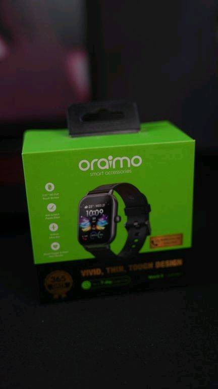 ساعة أورايمو الذكية كروم فاتح oraimo Watch 5
الشاشة والتصميم
الشاشة: شاشة TFT تعمل باللمس بالكامل مقاس 2.01 بوصة، بدقة 240×296 بكسل، ونسبة شا﻿شة إلى هيكل تبلغ 88.8%.
الحماية: زجاج باندا المقوى المقاوم للخدوش، مما يضمن متانة عالية.
التصميم: هيكل معدني من سبيكة الألومنيوم مع تاج رقمي من الفولاذ المقاوم للصدأ، بسمك 10.8 مم ووزن 41.4 جرام.
اللون: كروم لايت أنيق.
البطارية والأداء
السعة: بطارية ليثيوم بوليمر بسعة 300 مللي أمبير.
زمن الاستخدام: يصل إلى 7 أيام من الاستخدام العادي.
زمن الاستعداد: حتى 30 يومًا.
الشحن: يكتمل الشحن خلال 3 ساعات باستخدام شاحن 5 فولت/100 مللي أمبير.
الاتصال والتوافق
الاتصال: بلوتوث 5.2 مع دعم المكالمات اللاسلكية.
التطبيق: متوافق مع تطبيق Oraimo Health المتاح على Google Play وApple
الصحة واللياقة
مراقبة الصحة: مراقبة معدل ضربات القلب، قياس مستوى الأوكسجين في الدم (SpO₂)، تتبع النوم، ورصد التنفس.
أوضاع الرياضة: أكثر من 105 وضع رياضي مختلف.
مقاومة الماء والغبار
المعيار: مقاومة للماء والغبار وفقًا لمعيار 1ATM، مما يجعلها مناسبة للاستخدام اليومي والأنشطة الرياضية المعتدلة.
واجهات الساعة والميزات الإضافية
الواجهات: واجهات ساعة مُولدة بالذكاء الاصطناعي، مع إمكانية تخصيص الواجهة أو تحميل واجهات جديدة عبر تطبيق Oraimo Health.
الميزات الإضافية: ساعة عالمية، مؤقت، عداد خطواط، آلة حاسبة، العثور على الهاتف/الساعة، التحكم في الموسيقى، منبه، مصباح يدوي
السعر /30الف
للطلب او استفسار عبر خاص او انستا Turab_Store او رقم ‎***********
توجد خدمة توصيل لجميع المحافظات 5,000