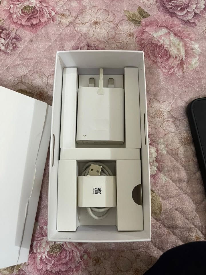 السلام عليكم هونر x9dالذاكره 256عشوائيه 12معروف بمواصفاته مستخدم ٩ايام فقط السعر ٤٢٠ بي مجال بسيط مكان نجف للاستفسار***********
