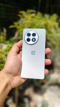 OnePlus 13r  لون ابيض ⚪ ذاكرة 256 بطارية 100 🔋  معالج snp8gen3 سعة الب...