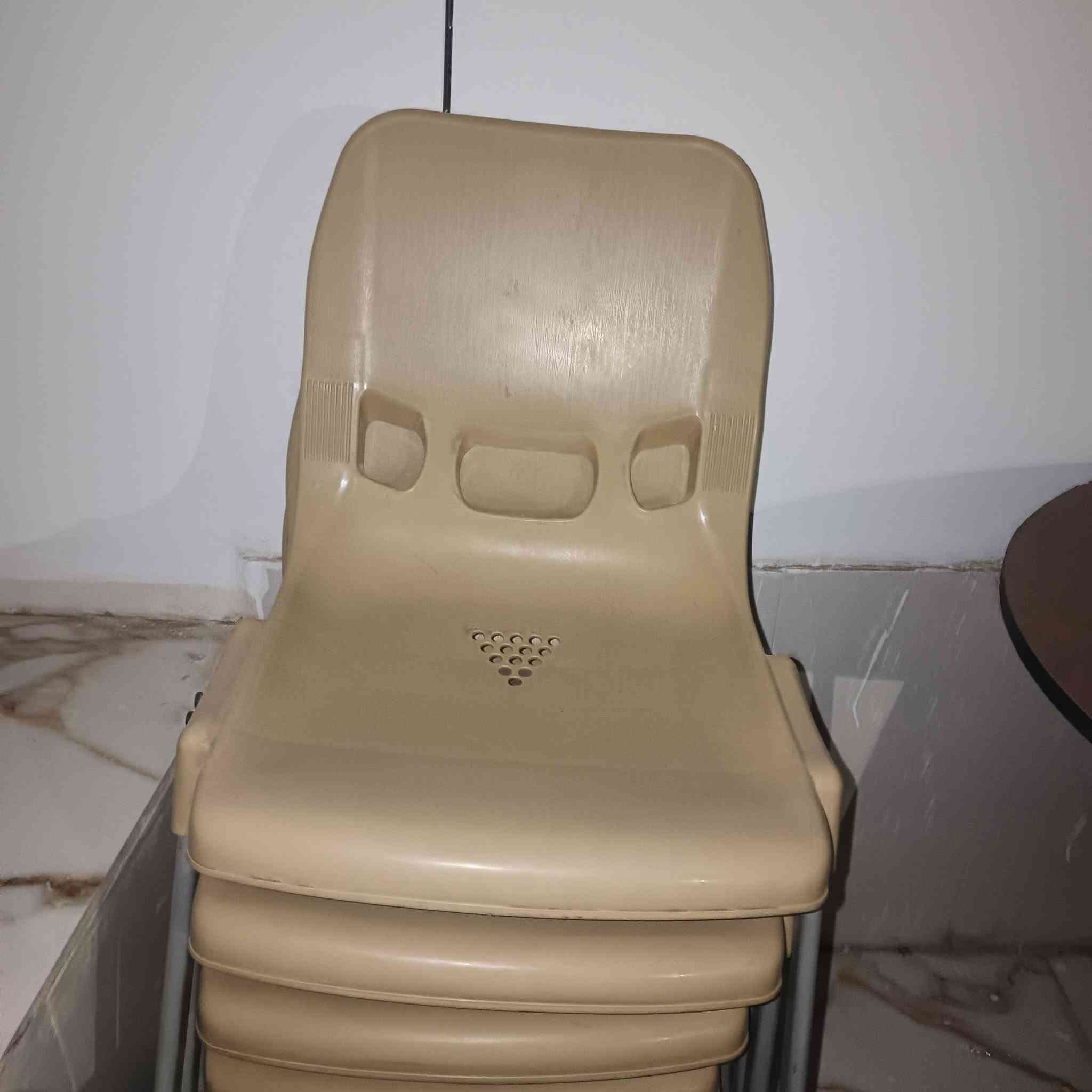 كراسي البيع بسعر مناسب ونضيفات مثل ماموجود بالصورة
المكان /ناصرية مركز 
اتصل او راسل ***********
