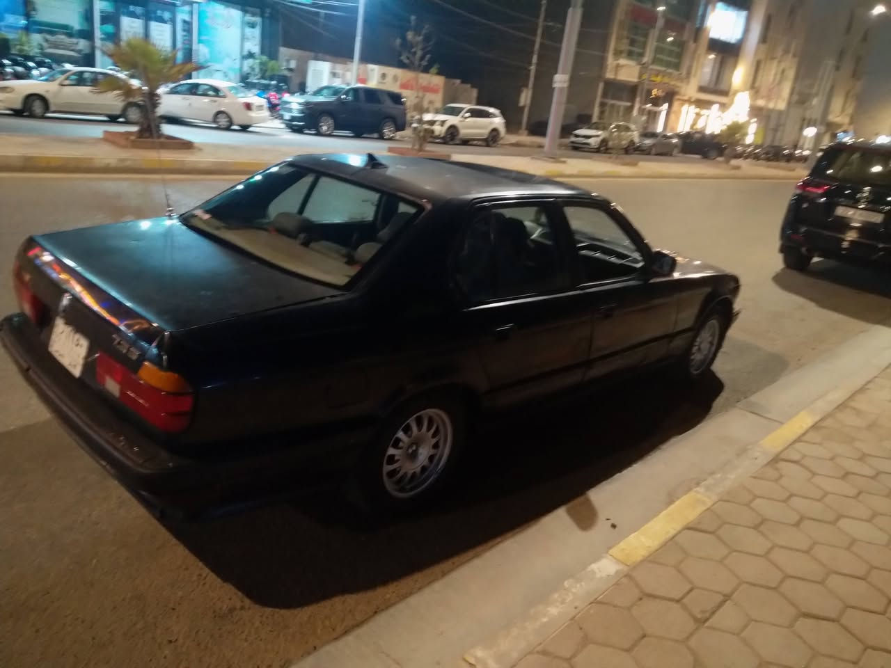 السلام عليكم  للبيع او المراوس حسب القناعه  BMW موديل 1991 رقم انبار تحويل مباشر محرك وكير جدد كهربائياتها كلها شغال 
صدر يرادله ترتيب 
تراي ونشاط فول 
 تخم تاير ويل كب 
سلايت سياره حلوه السعر 35 ورقه  وبيها مجال للطيبين 
العنوان الرمادي للاستفسار هاتف ***********
