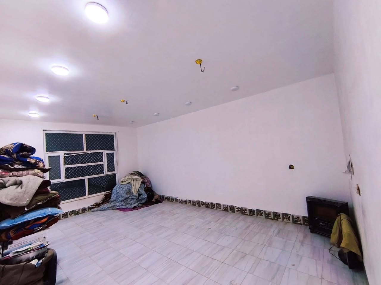 بيت طابو 25زراعي المساحه 435 متر  بناء درجه ممتازه طابوك والسقوف مسلح والارضيه بورسلين اسباني والدرج مرمر طابقين مسلح.بيه ثلاث غرف نوم 7*4ومطبخ حار وبارد وصاله كبيره جداالعنوان طريق السنيه السياحي ثاني بيت عن الشارع العام.قرب سكة القطار والسطوح شتايكر ومامحتاج اي شي كل نقص مابيه السعر ب150مليون مجال بسيط الاتصال /*********** أو /‏‪***********‬‏

