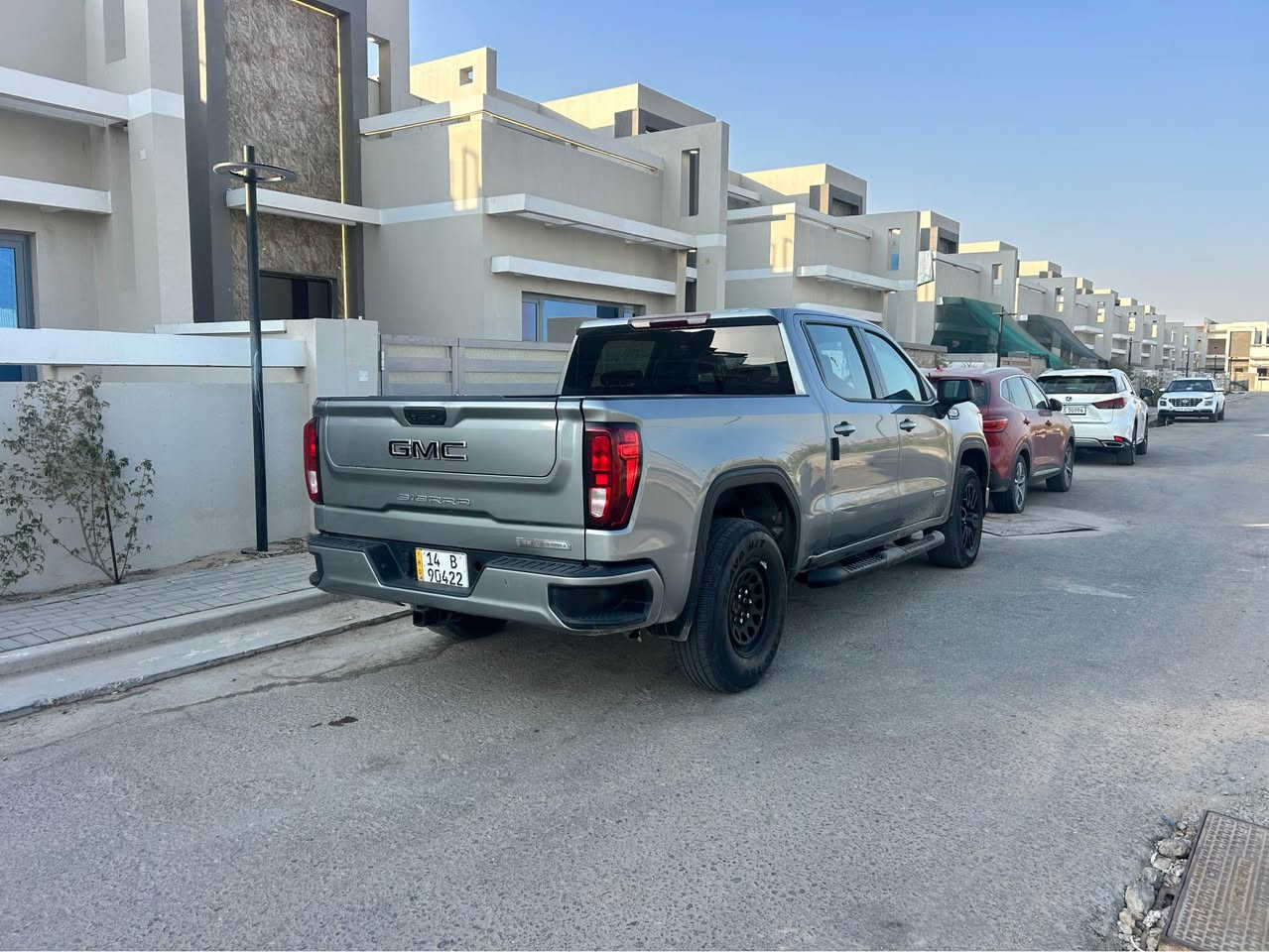 ‏GMC سييرا ٢٠٢٣ بدي قصير
حادثها بجم واصل للشاصي " موضح بلصور بلبوست " 
كلشي راجع ما مبدل مصلح وصبغ بدبي 
بلبصره شخط ستوته " موضح بصوره"
فقط ايرباك ستيرن وراجع  
الكلوب الوحيد الي بلشاشه كلوب الجيك انجن بسبب البرده الاماميه  
ماشيه ٦٠ الف ميل 
بانزين محرك ٥٣٠٠

مواصفات الفيشن 
شاشه كبيره كار بلي
راداد 
كاميرا 
منافذ usp & tipe c & كهرباء 
تحديد مسار 
مثبت سرعه 
خزن تحت الكشن الخلفي 
اماكن خزن سريه 
باب خلفي ٣ طبكات 
سياره باسمي " انا سجلتها " رقم بصره الانكليزي الجديد 
السعر ٣ شدات وبيه مجال 
او مراوس بسياره سعرها  شده او شده وشويه 
مكان تواجد السياره البصره " مدينه الامل - الحكيميه - مدينه شط العرب"
*********** 
واي استفسار بلخدمه … البصرة, العراق

نص مكتوب في الصور:
- 47781164