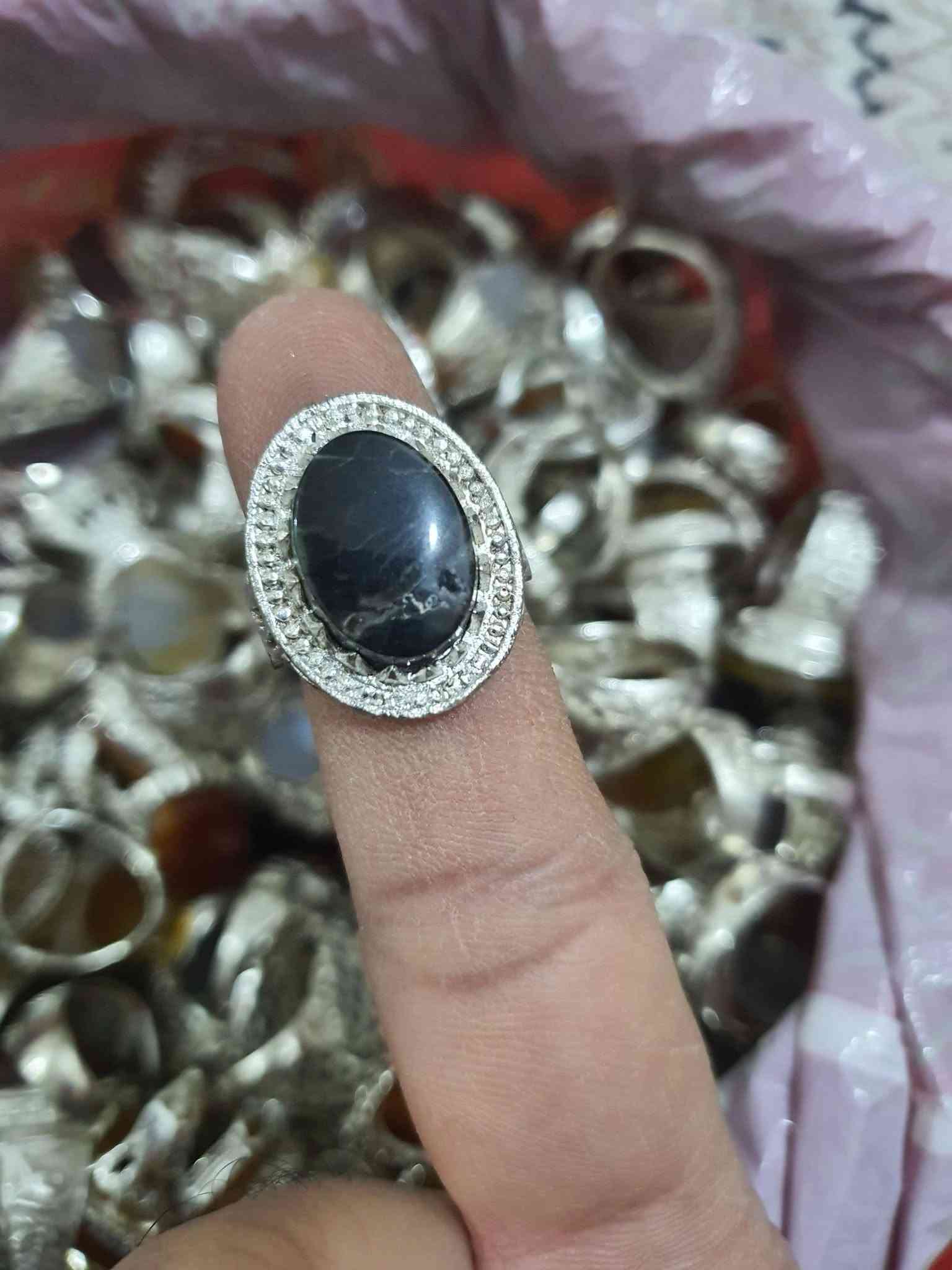 خواتم فضه ايرانيه العدد 200قطعه السعر الفين دينار القطعه
