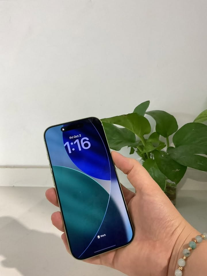 Iphone 17 2 camera, 2 sim,256 GB
Battery %100 
28 جار شەحن کراوە، 
بە زەمانی هەموو شتێک، کارتۆنی خۆی لەگەڵە، 
زەمانی izone ی لەگەڵە و مانگێکە کڕاوە
داوای 800$ ی لێدەکەم و کەمێک مەجال.
لە هەولێرم
***********

نص مكتوب في الصور:
- 1:10 Battery Health Battery Health Normal This iPhone battery is performing as expected. About Battery & Warranty... Maximum Capacity 100% This is a measure of battery capacity relative to when it was new. Lower capacity may result in fewer hours of usage between charges. Cycle Count 28 This is the number of times iPhone has used your battery's capacity. Learn more... Manufacture Date November 2025 First Use January 2026