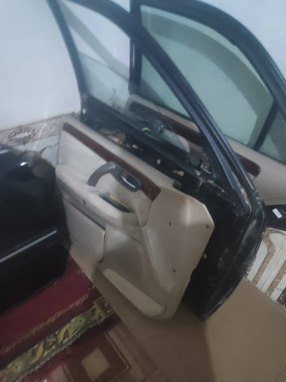بيبان جنون لون اخضر غير محدد وبطاين بيجي وشاملغ ما بيهن ضربه اخو الجديد كامل البيبان ما عده السماعات  ***********0
