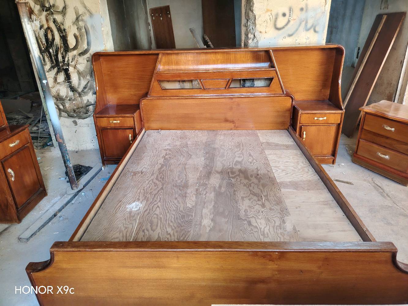 #للبيع 
غرفه حطاطه مكتبه السعر 425
غرفه حطاطه توج السعر 375
سرير طفل حطاطه السعر 50
جربايه نفرين السعر90

العنوان 
الأنبار ا_لرمادي _التأميم القادسيه الثانيه _مقابل مدرسة زين العابدين الأهليه_ مجاور حدادة البركه
اللتواصل 
***********
***********
شنو حالة كل قطعة بالضبط: جديدة لو مستعملة؟ وإذا بيها خدوش/كسر/ملاحظة بسيطة ذكروها حتى يكون الإعلان أوضح: 
غرفه حطاطه السعر 425

هل الأسعار لكل قطعة وحدها لو قابل للتفاوض؟ وهل التوصيل/التحميل مشمول لو لا؟: 
نعم
ممكن تذكرون المقاسات التقريبية لكل قطعة، خصوصاً الغرف والسرير؟: 
كل غرفه 4قطع
شنو المتوفر حالياً بالضبط: غرفه حطاطه مكتبة، غرفه حطاطه توج، سرير طفل حطاطه، وجرباية نفرين؟ وهل أكو أكثر من قطعة من نفس النوع؟: 
غرفتين وجربايه وسرير طفل وكنتور بابين 
هل الاستلام من موقعكم بالرمادي/التأميم لو ممكن التوصيل لمناطق ثانية؟: 
من موقعي 