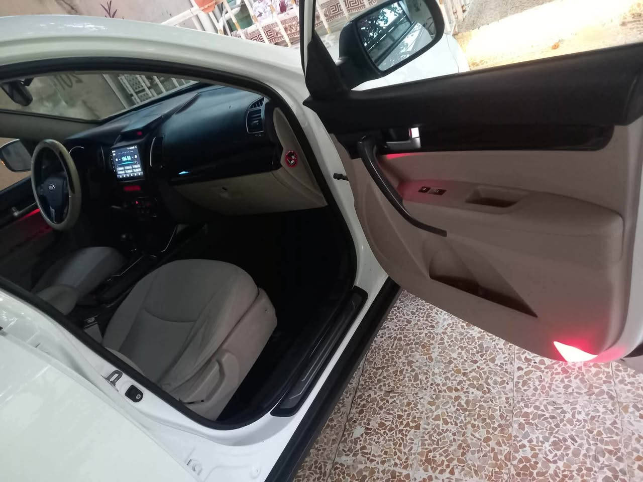 سورينتو للبيع ٧ راكب  موديل ٢٠١٤  هزة جديد سنويه جديدة السياره باسمي بدون صبغ قبغ الصندوق بس شويه بي بارد بس السعر ١٥٠ 
***********
***********
