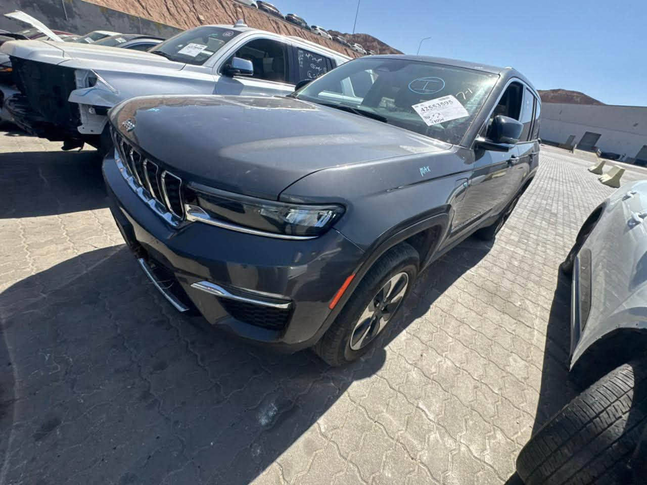 السلام عليكم
Jeep للبيع 
بلكن هايبرد 
موديل 2024 
حادث حالوب خفيف جدا 
سيارة ماشية 50,000 Miles 
مرقم بغداد وكامل 
السعر 33,000$ 
مكانهة بغداد 
تواصل 
***********
