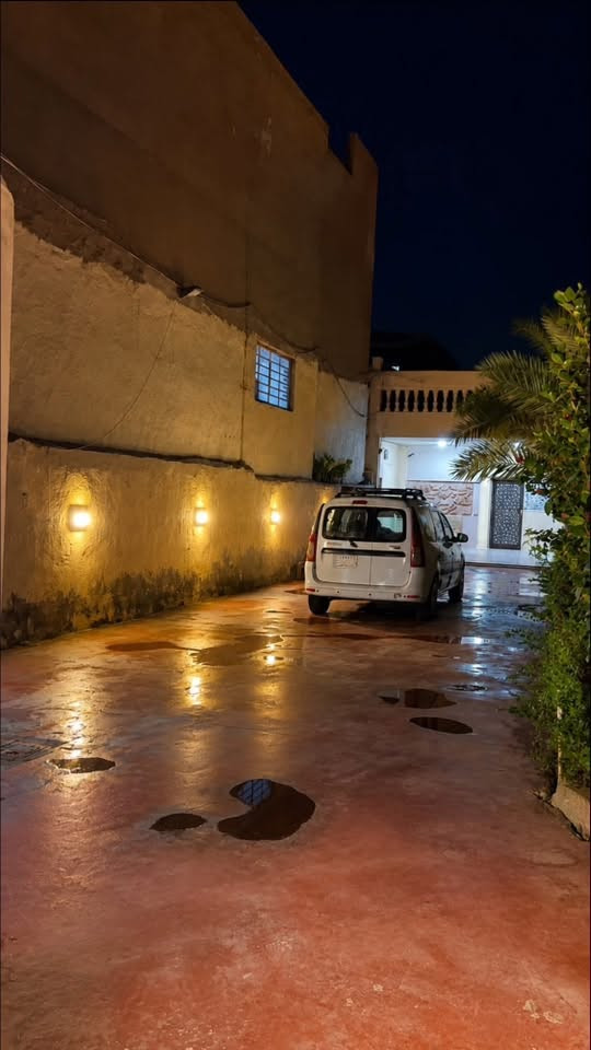 السلام عليكم  
من رخصه الادمن المحترم 

دار سكني مساحه 850 متر 
واجهه 17,5. نزال 50 
 متكون من طابق واحد
 وغرف 2  مساحه الغرف 4,5*8 
وصاله مساحه 9*7
واستقبال مساحه 10*5
ومطبخ 2 حار وبارد 
وخدمات داخليه خارجيه 
وكراج كبير وحديقه 🌳
مناور داير البيت
ومخزن كبير خلف البيت 

📍العنوان . بغداد جسر ديالى الكرغوليه السايد الواحد شارع ملاين 

☎️للاستفسار اتصل بالأرقام 
(***********‬)‏ (‭(***********
