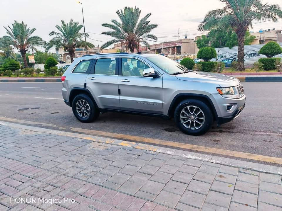 سلام عليكم جيب شيروكي وارد امريكي سيارة جاهزه لف مذب عليه تبريد كيرمكينه حداديه تخم تاير كله جديد رقم بغداد وبيه سونار مكانه بغداد الخطراء اتصل ع هاذ الرقم ***********
