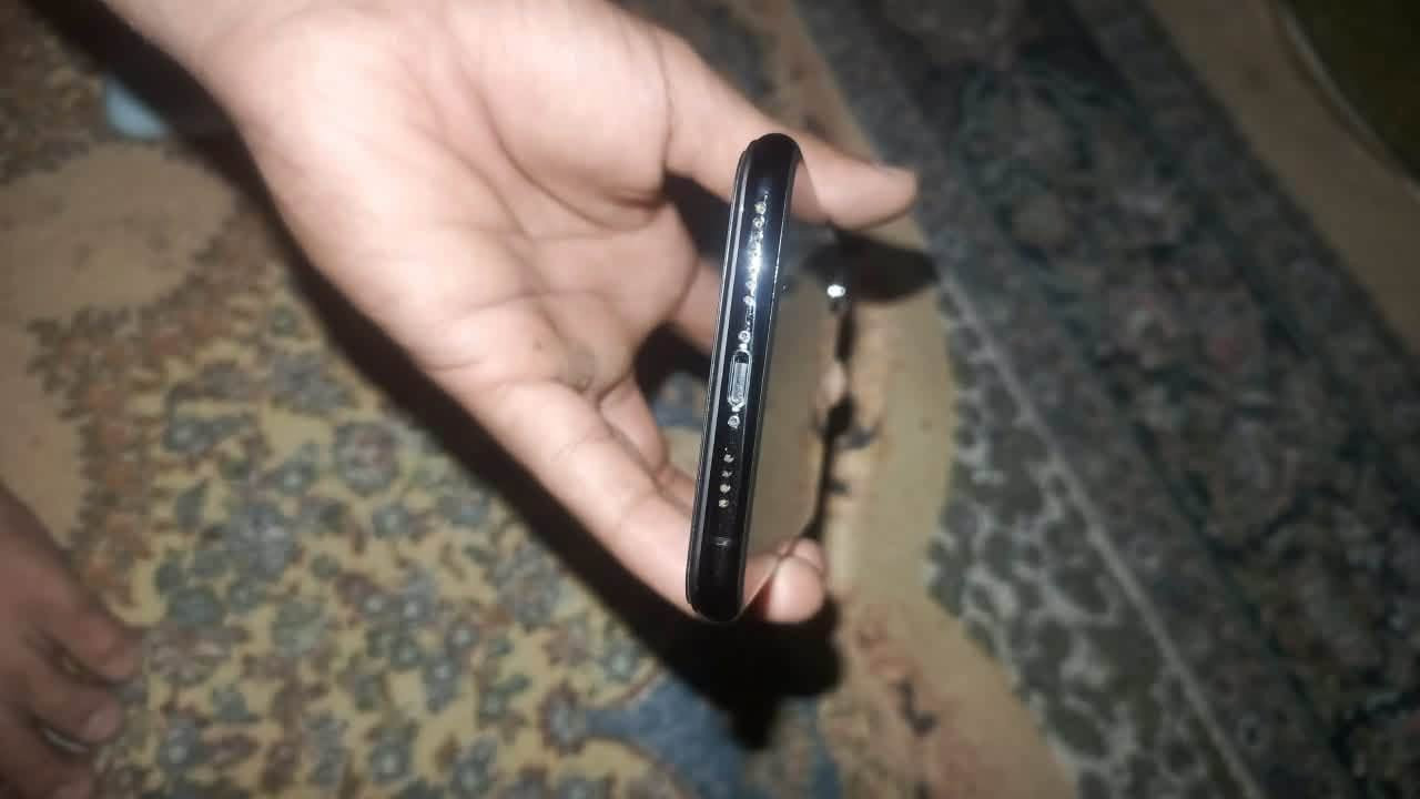 سلام عليكم 👋🏽

عندي X S MAX 📲
الجهاز ذاكرته 256 
بطاريه 73 🔋
نموذج M شرق اوصط 
الجهاز ابلاااادي ،
كلشي شغال 
كامره📸
صوت🔊
فيس ايدي ✅
سيمكارد 📞✅
الجهاز سعره 
🔥185🔥
العنوان بغداد الطارميه 📍
واتساب أو اتصال ….  ***********

نص مكتوب في الصور:
- 1:06 حالة البطارية والشحن البطارية < رسالة مهمة حول البطارية حالة بطاريتك متدهورة جدا، يمكن أن يبدل أحد مزودي خدمة Apple المعتمدين البطارية لاستعادة الأداء والنطاق الأصليين. العثور على خيارات الخدمة... الحد الأقصى للقدرة 73% هذا قياس لقدرة البطارية مقارنة بقدرتها عندما كانت جديدة. قد تتسبب القدرة المنخفضة بتقليل ساعات الاستخدام بين عملية الشحن والأخرى. أقصى قدرة للأداء تدعم بطاريتك حاليا الأداء الطبيعي وقت الذروة. شحن البطارية المحسن للحد من استنزاف عمر البطارية، يتعلم الـ iPhone من عادات الشحن اليومية، بحيث ينتظر ولا يتجاوز 80% حتى يحين موعد حاجتك إلى استخدامه.