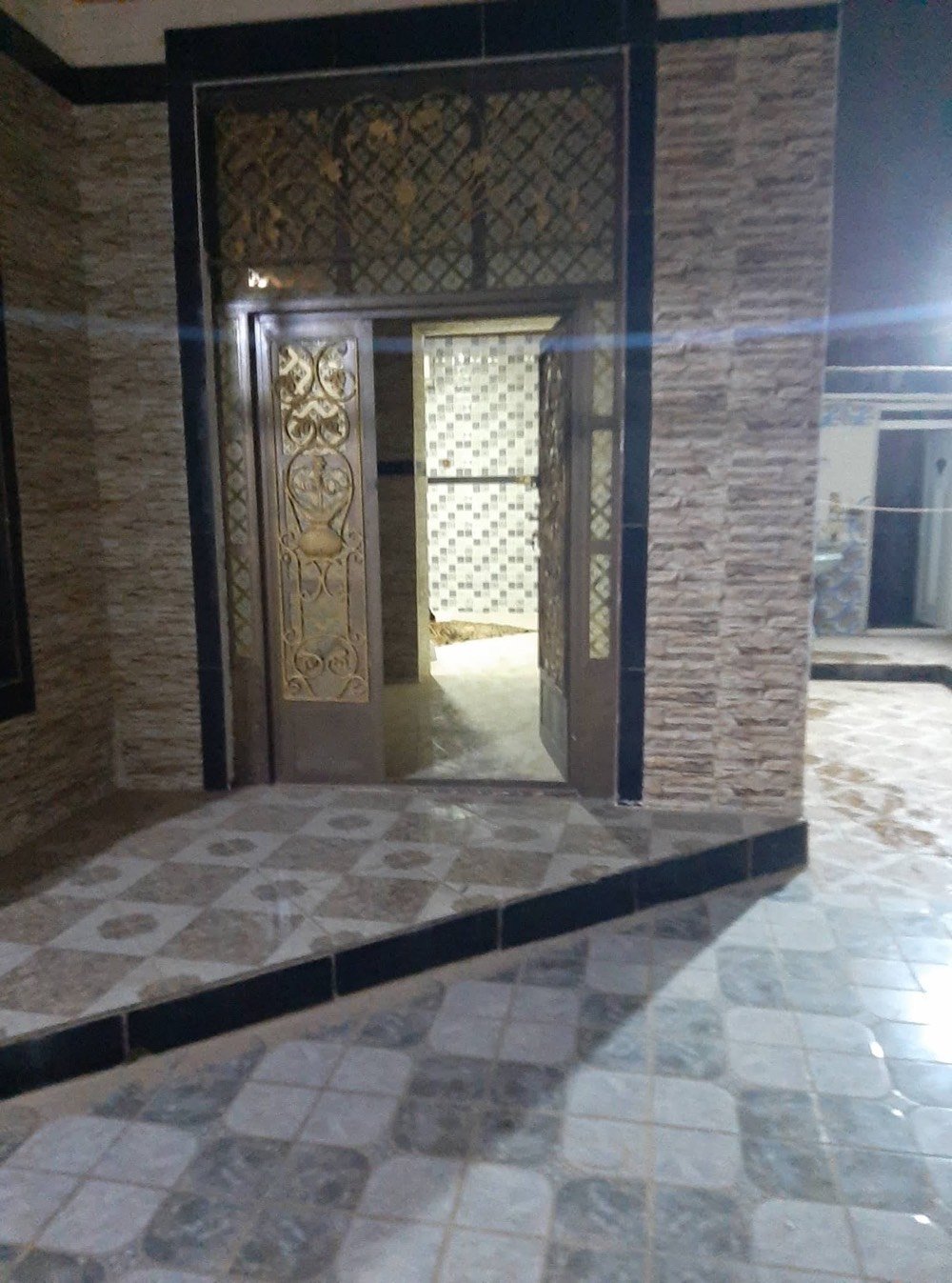 السلام عليكم ورحمه الله وبركاته
مكلف بنشر 
بيت للايجار 
العنوان ٥ كيلو قرب مركز الحرية و مدارس هبة الرحمن قريب على كل الخدمات الصحية و التعليمية و الامنية 
البيت نظيف كما موضح بالصور 
ديوانيه و مطبخ وحمامات داخل خارج و غرفتين و صاله و منور للتنور و تخم للديوان 
الغرف كل وحده سبلت بس واحد بيهن بي خلل  سعر الإيجار ٥٠٠ 

***********
