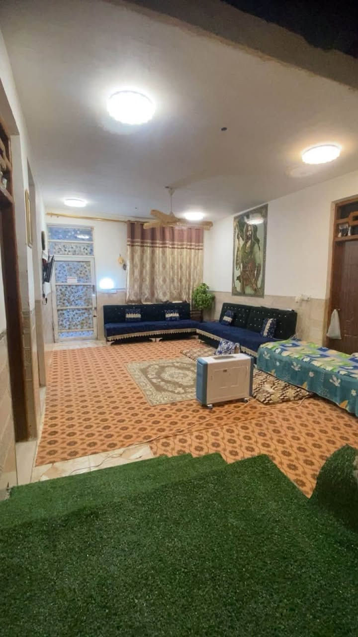 السلام عليكم بيت للبيع مساحه 250 يتكون من غرفتين نوم 4*5 ومطبخ 4*4    وصاله   واستقبال    السقف. صب كون كريت    الموقع.    يم احسينيه. جمال لزليزل   خلف بيت جاسم   الكويجو.    السعر  50 وبي مجال 
الاستفسار  ع الرقم تالي 
***********
