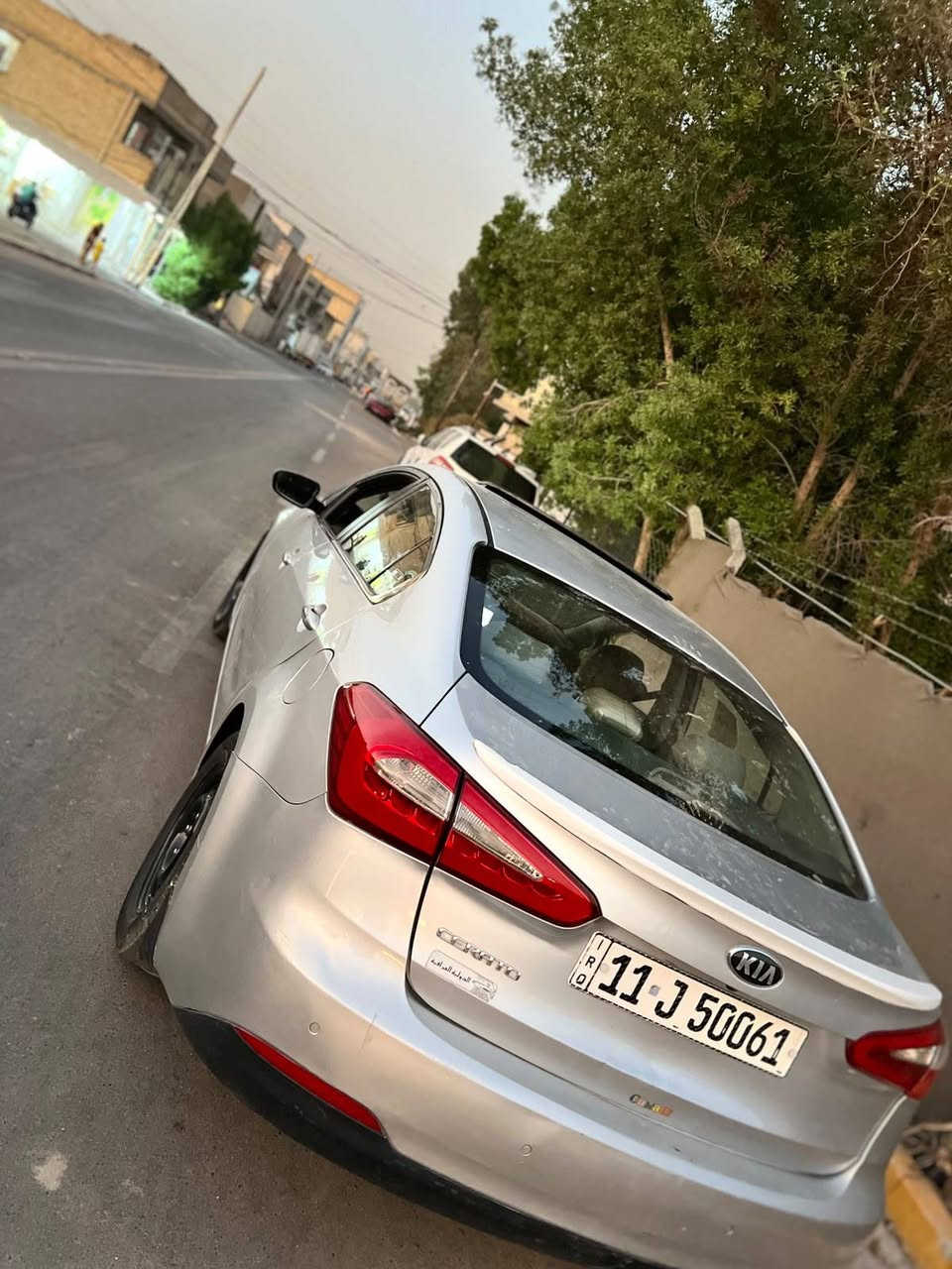 السلام عليكم كيا سيراتو للبيع موديل ١٣ شكل ال ١٤ سياره فووول للاخير ثلاث صبغ فقط
بغداد 1/1 vip وارد خليجي 
لد امامي خلفي بلادي 
فتحة سلايد طكتين 
حساس امامي خلفي 

 وشاشة لمس كار بلي
تبريد مركزي واوتو  قطعتين امامي خلفي
مري شفط 
بصمة تشغيل
بصمة ابواب وصندوق 
ترحيب اثناء التقرب ولد يدات ومري ترحيب 
بغداد بأسمي  
صدر جديد  كهربائيات بلادي
السعر ١٠٥ وبيه مجال 
مكان سياره بغداد واتساب او اتصال موجود ***********
