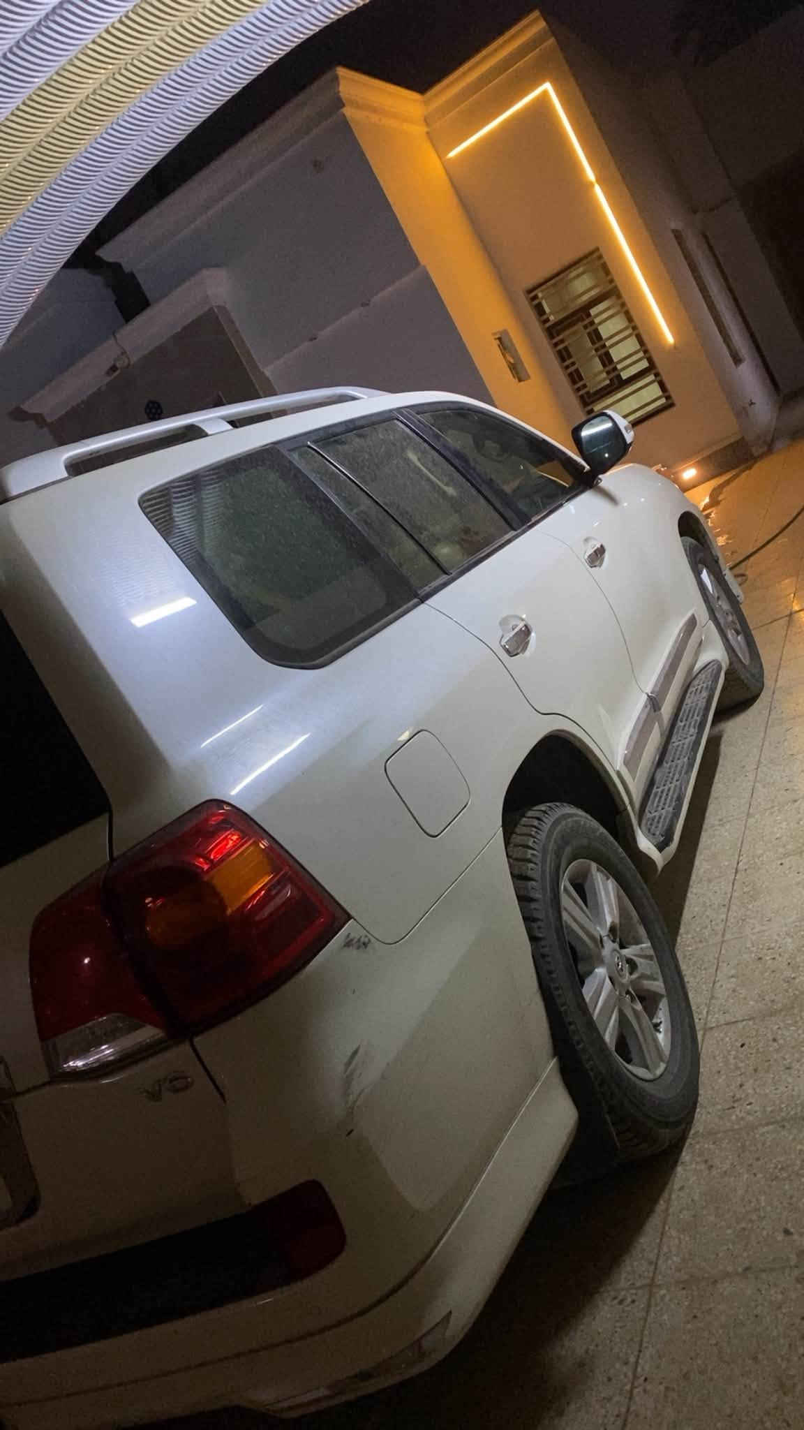 لاندكروزر • ٢٠١٣ • ماشي ١٤٠٠٠٠