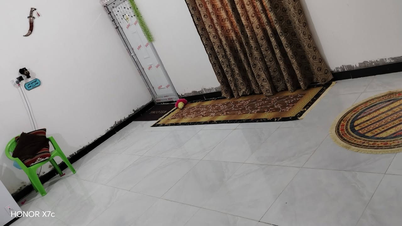 سلام عليكم عقد زراعي قرار ١١٧ مساحة ١٥٠ متر واجها ١٠ ونزال ١٥ غرفتين وصاله ومطبخ وصحيات داخلية مشترك ومنور علا طول البيت ماي وكهرباء دفن ضفيره ٤ خطوط البيت مرتب ونضيف جاهز للسكن كله سيراميك بس الطارمه عوزها لبخ وسيراميك سكف سندويج ٣٠ وبي مجال مكانه تنومه نهر حسن شارع البراجعه 
***********
