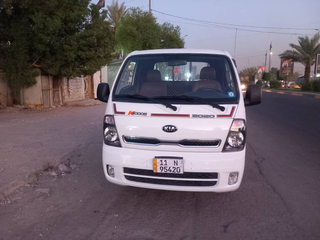 السلام عليكم سيارة كية فحل الرقم بغداد مكفولة كفالة عامة لا ضربة ولا صبغ محرك 4000 موديل2020  سيارة جديدة ماشي 94 تاير الخلفي 14 محرك جديد  مكان بغداد رقم تلفون ***********
