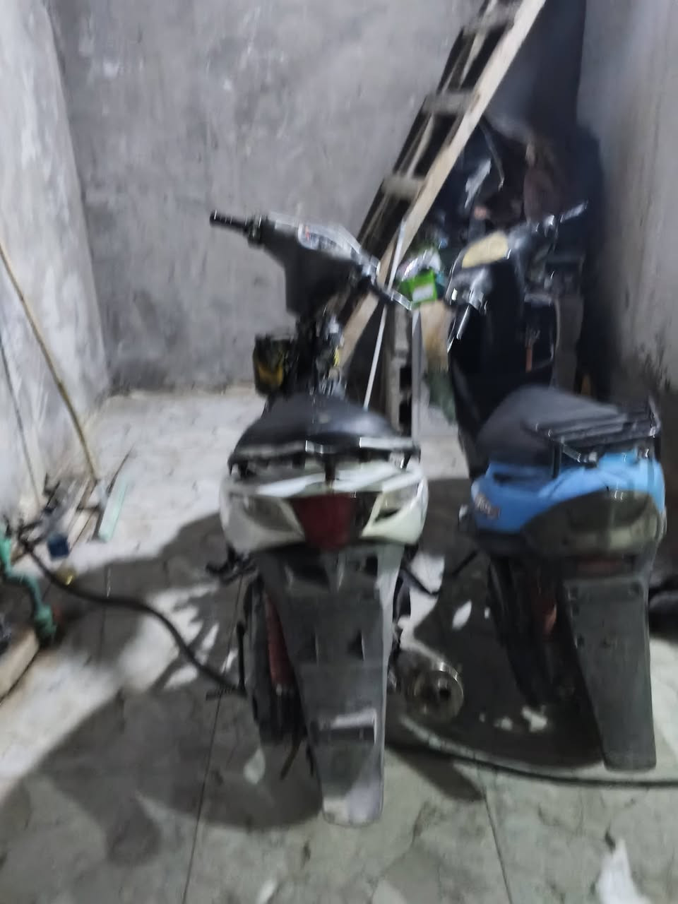 ماكس مضلع كفرات كامله ما عده الوجه بي شويه كسور كهربائيات كامله شغاله سلف هندر 
اشاير لايت بك لايت كله شغال مكينه كلشي ما بيهه ناعمه بوشتهه ٥٠ بيهه تورباين رياضي الدراجه كامله بس تاخذه عطلانه وعطله سهل مجرد ما توصل بانزين للكابريتر بانزين ما جاي اصعد ما اعرف الخلل بلتانكي ما اعرف بشنو المهم سعرهه ٢٠٠ هذا رقمي *********** مكاني ناصريه اسكان الصناعي

