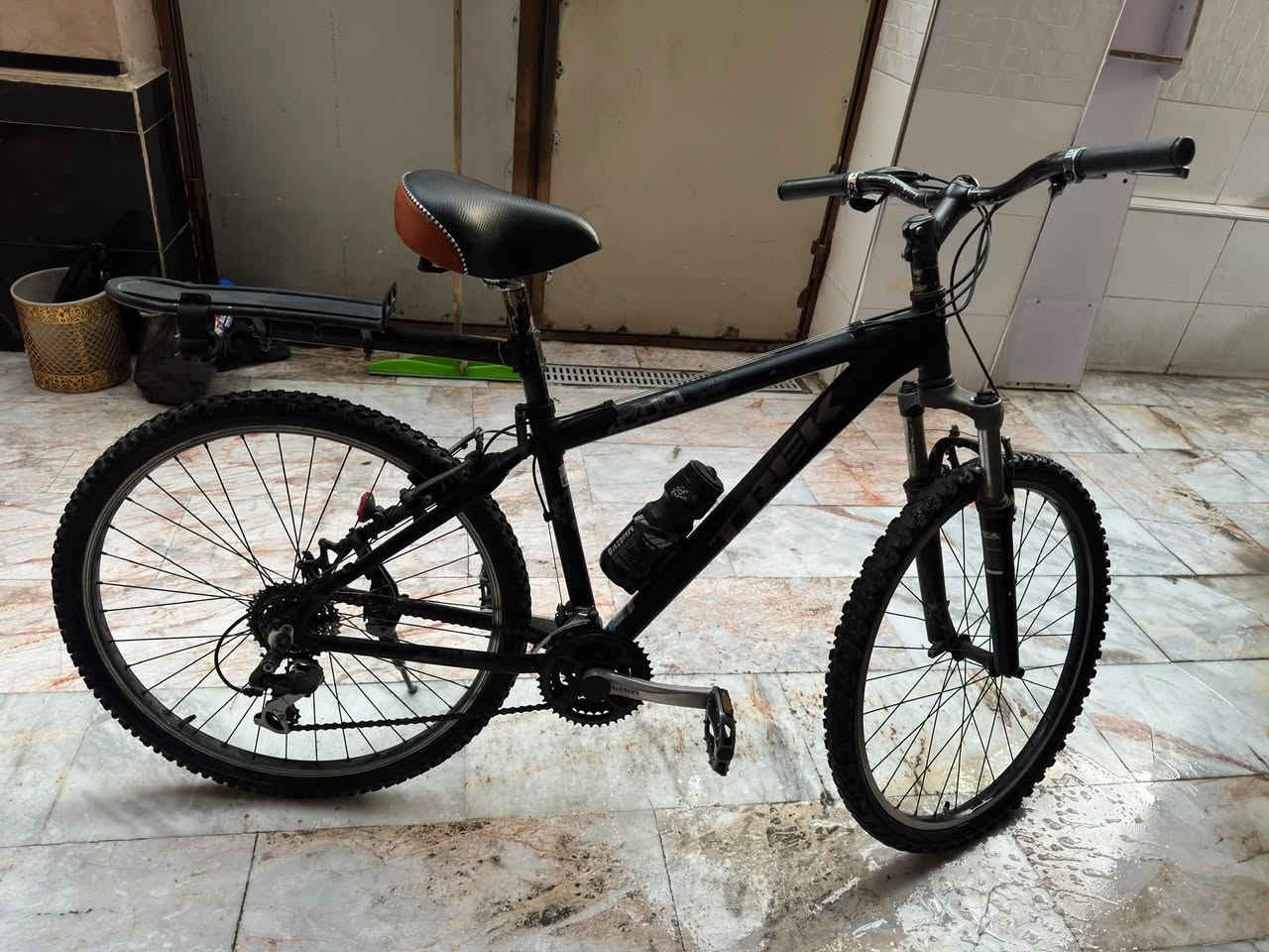 السلام عليكم  🚲🚲🚲🚲🚲
بايسكل شركة ترك🇺🇸 الامريكيه  المنيوم بايسكل جبلي    هجين 😃👑 البايسكل مابي اي قطعه حديد كل القطع الي بي المنيوم وزنه ريشه 👌

👍🚲🚲🚲🚲🚲🚲🚲

بايسكل  مستخدم ماركة ترك  امريكي 🇺🇸👌البايسكل جبلي فريم المنيوم  مضلع يتحمل اوزان ثقيله C700 لون اسود فحمي مميز  جميل 

 🎌 🏞🌄

البايسكل حجم 26 اللشه ضخمه جدا   🦾 👌👌👌لشه عاليه قياس ارتفاع 41 سم  موضح بالصور👍

 سستم فووووول ياباني شيمانو كل القطع بلاديه شركه شيمانو الاصدار الحديث 🇯🇵👍

البايسكل وزنه خفيف جدا جدا وقوي جدا جدا  المنيوم 👍

ينفع بالسفرات والرحلات البعيده سلس جدا بالقياده 

دبلات امامي شغالات بلاد شركة ترك 👍

ماكنه امامي شيمانو 👍

ماكنه خلفي شيمانو بلاد 👍

بريك امامي خلفي شيمانو 👍

عقرب شيمانو ياباني بلاد  👍

بايدر المنيوم مختوم بلاد شيمانو 👍

كير امامي خلفي سحب دفع ابو الشاشه شيمانو 👍

ستان شركه بلاد المنيوم 👍

ويل   كامبليون شركة ترك مختوم المنيوم  امامي خلفي مابي اي عواج👌مطعم بلون الفيلي 

👌

اطارات نوع كند بلادي جبلي بحاله جيده جدا 👍 

السعر 200الف اكرر البايسكل جدا نظيف  ❤️

 

هاتف *********** للتواصل والحجز خاص واتساب او الاتصال 

المكان بغداد مدينة الصدر 👍
