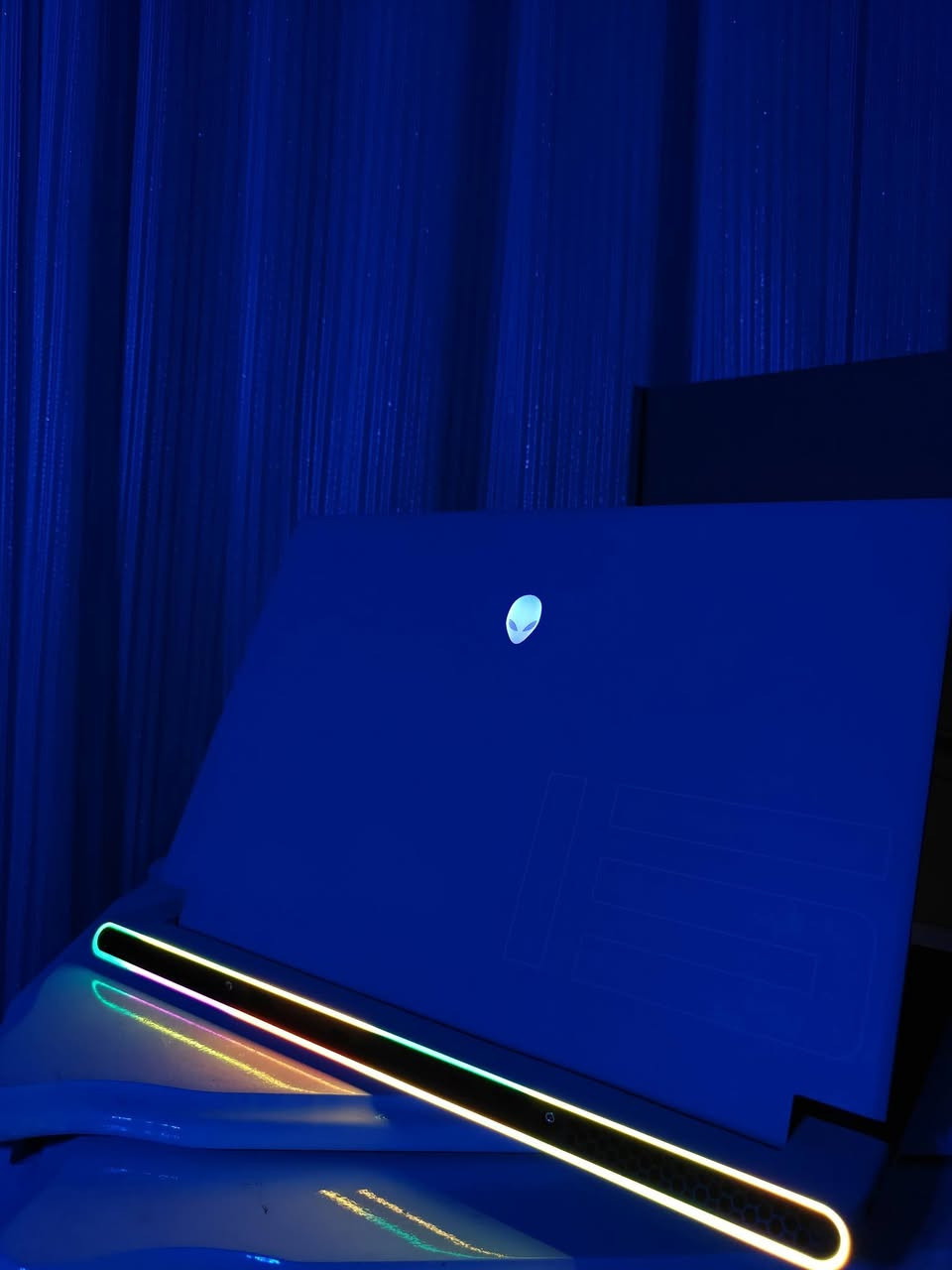 🔥 Alienware x15 R2 – الأداء الخارق والتصميم المستقبلي (Lunar Light)! 🔥

​💻 المواصفات التقنية:
​🧠 المعالج (CPU): Intel® Core™ i9-12900H (الجيل الثاني عشر، 14 نواة، تردد يصل إلى 5.0 GHz لأعلى مستويات المعالجة)

​🎮 كرت الشاشة (GPU): NVIDIA® GeForce RTX™ 3080 Ti (بسعة 16GB GDDR6 VRAM بقدرة تصل إلى 140W TGP، ذاكرة ضخمة وقوة تشغيل جبارة لأقوى الألعاب والتصاميم)

​⚡ الرام (RAM): 32GB LPDDR5 (ذاكرة فائقة السرعة للتعامل مع أثقل البرامج والتطبيقات بمرونة عالية)

​💾 التخزين (Storage): 1TB NVMe M.2 SSD (مساحة واسعة وسرعة استجابة خاطفة لنقل البيانات والتخزين)

​🖥️ الشاشة (Display): 15.6 بوصة QHD (2K) بتردد خيالي 240Hz (تفاصيل دقيقة جداً وسلاسة مطلقة في الحركة والألعاب)

​❄️ التبريد: نظام Alienware Cryo-Tech™ المحترف مع تقنية التبريد بالسائل (Liquid Metal) لأداء ثابت واستقرار حراري ممتاز

​✨ حالة الجهاز: مستعمل بحالة الزيروو ونظيف جداً (بەکارهاتووی خاوێن و بێ کێشە)، مثالي جداً للألعاب الثقيلة، صناعة المحتوى، الرندر 3D، وبرامج التصميم الهندسي.

​📞 للتواصل (واتساب أو اتصال): ***********

​📍 العنوان: كركوك – بنجا علي (کەرکوک – پەنجا عەلی)

​🏢 شركة خوبيب للابتوبات (Laptop Khubaib)
