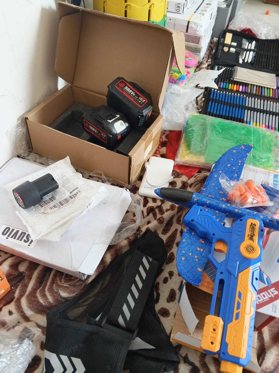 ي غراض مشكلة كرسي 2 بطاريات 2 عدة رسم وباور بنك وكلوبات 5 ذني كدامك الغراض ابيع شلع وعندي ملابس واخذية نسائية حلوة وابسعار زينة توصيل موجود ***********
