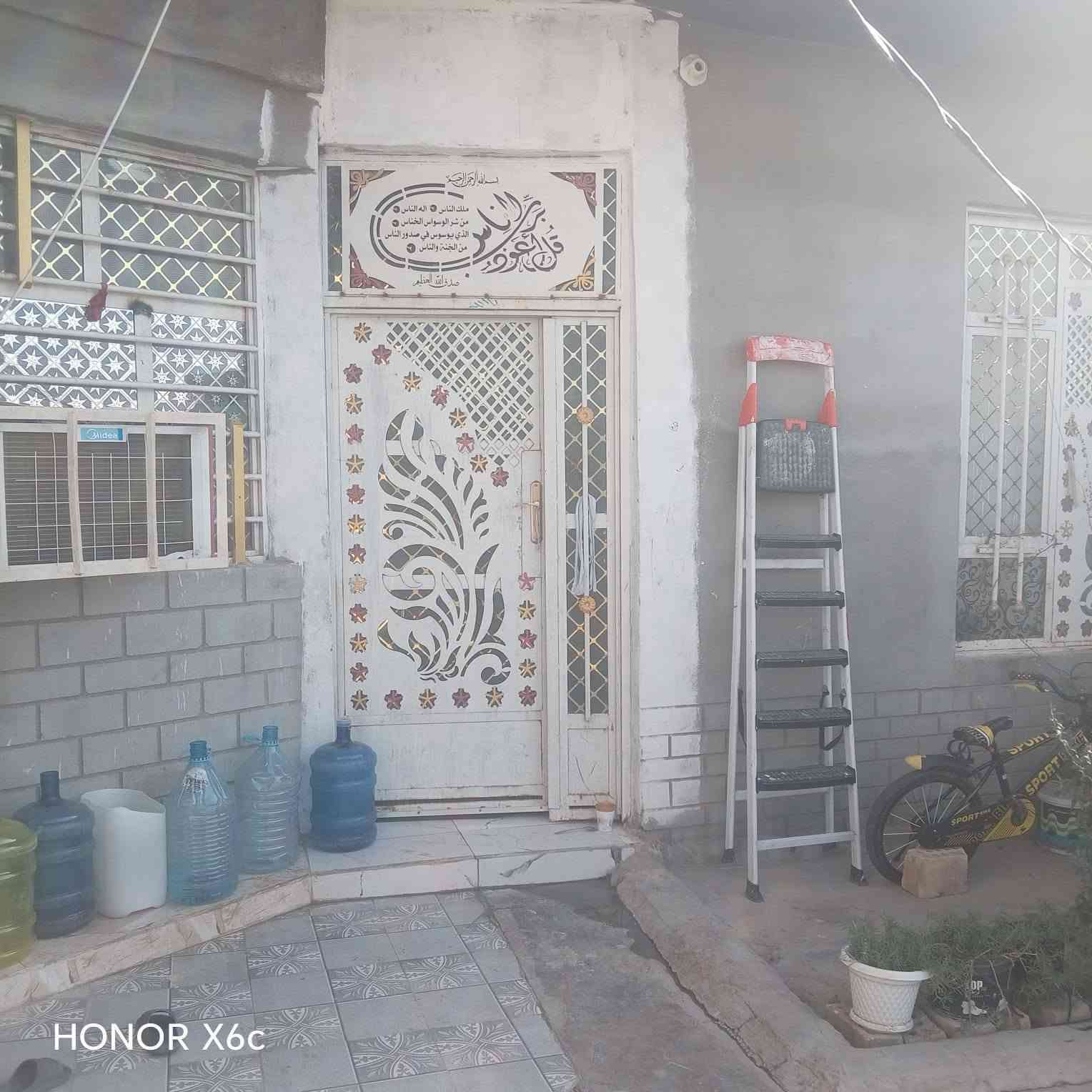 دار سكن للبيع بشارع ملعب هشام زليزل طابو زراعي 25 مساحه 260 م يحتوي على 2 غرف نوم + استقبال + مطبخ + صاله بناء بلوك الاساس صب سقف صب  بناء حديث   مرتب كله سيراميك كما موضح  في الصور ادناه *********** / ***********
