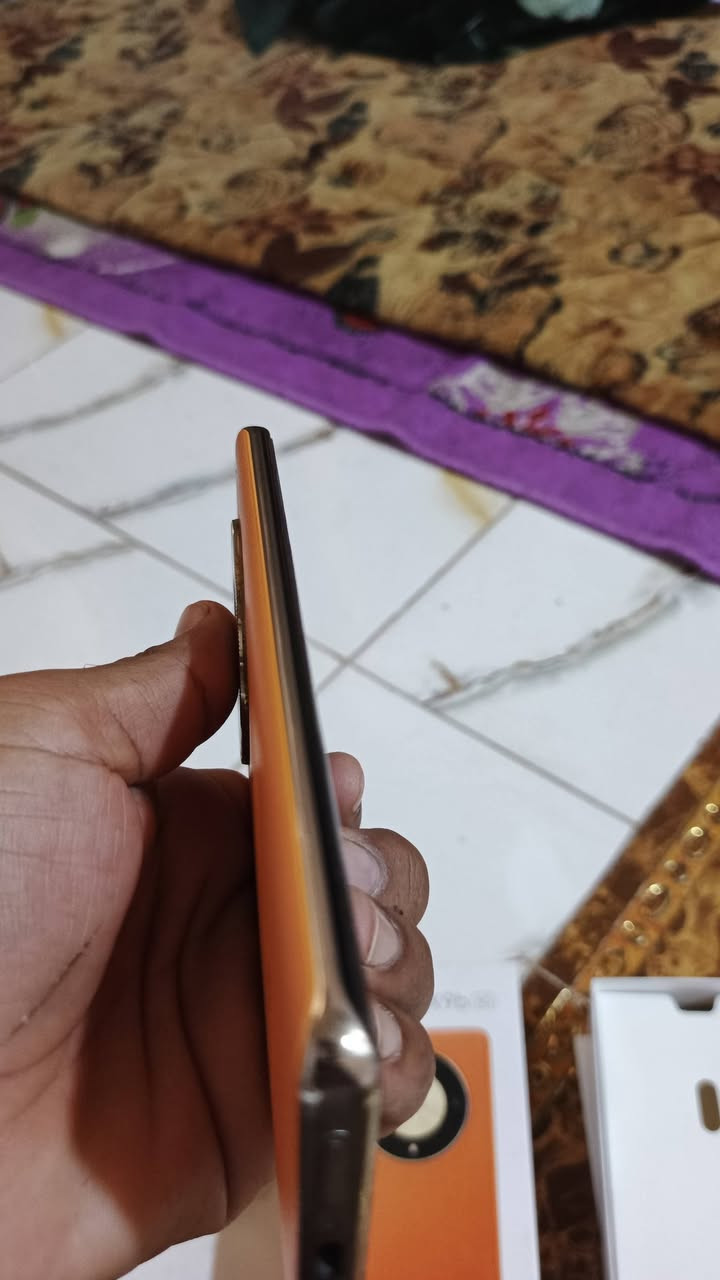 📱 للبيع: جهاز Honor X9b 5G (اللون البرتقالي المميز /✅ الجلد)  
​الجهاز أخو الجديد ونظيف جداً مع علبته وكافة ملحقاته.  
​⚙️ أبرز المواصفات:
1الشاشة: AMOLED منحنية، فائقة المقاومة للكسر والصدمات.

​الذاكرة والتخزين: ذاكرة داخلية 256 جيجابايت مع رام 12✅
 
جيجابايت (توسع إضافي عبر Turbo RAM).✅

​المعالج: Snapdragon 6 Gen 1 (أداء ممتاز وسلس في الألعاب والتصفح).✅

​الكاميرا الأساسية: دقة 108 ميجابكسل لتصوير عالي الدقة.✅

​البطارية: ضخمة بسعة 5800 مللي أمبير تدوم ليومين م✅

​الشبكة: يدعم جيل خامس 5G.  
​الظهر: تصميم أنيق جداً بخامة الجلد باللون البرتقالي.  ✅

​النظافة: الجهاز بحالة ممتازة وبدون أي عيوب أو تصليح سابق

يدعم الالعاب القويه معالج قوي بطاريه قويه 5800.

