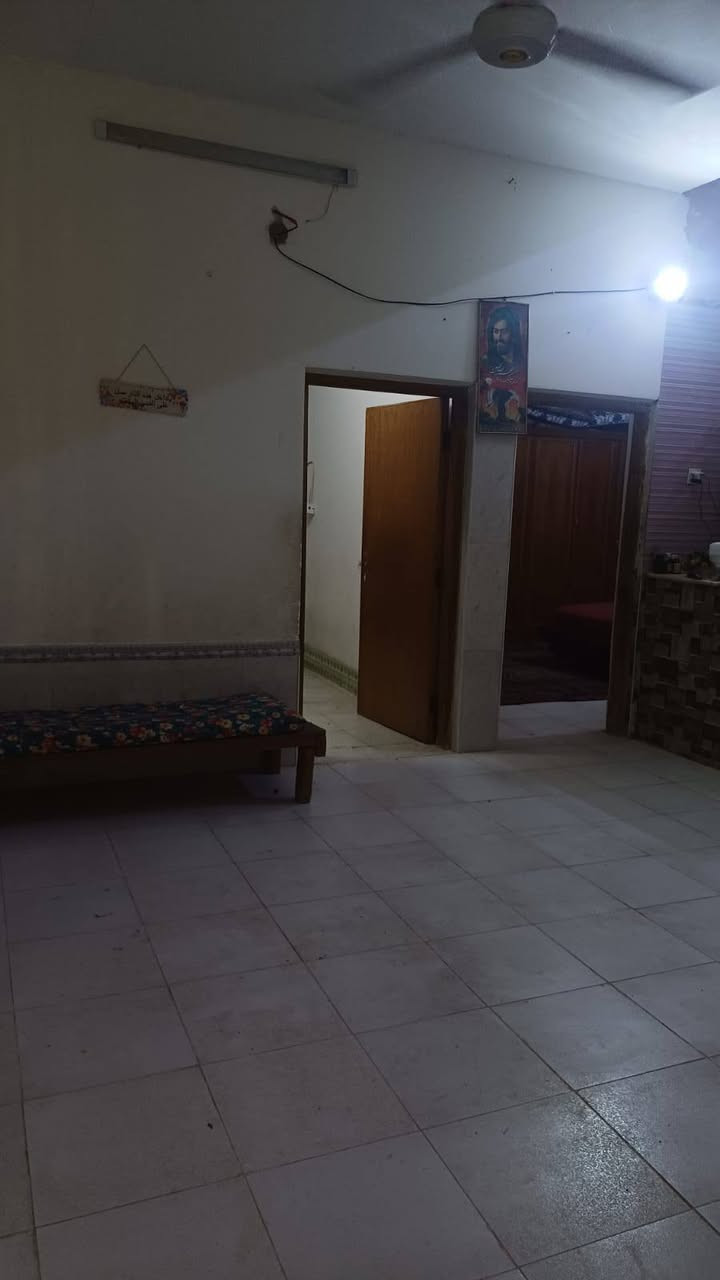 بيت 200 متر في حي ميسان زراعي يتكون من غرفتين وصاله واستقبال ومطبخ مطل على الصاله وحمامات خارجيه وداخليه وغرفه فوق يعني مخزن سعره 56   وبيه مجال البناء بلوك معمل وعكاده والسطح مطلي بماده اسكوم هاتف *********** واتساب متواجد
