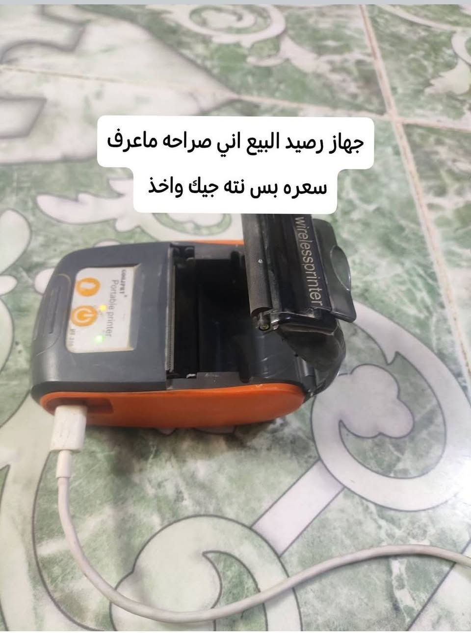 رفوف كاملة • كرسي مكتبي • ميز مكتبي كبير