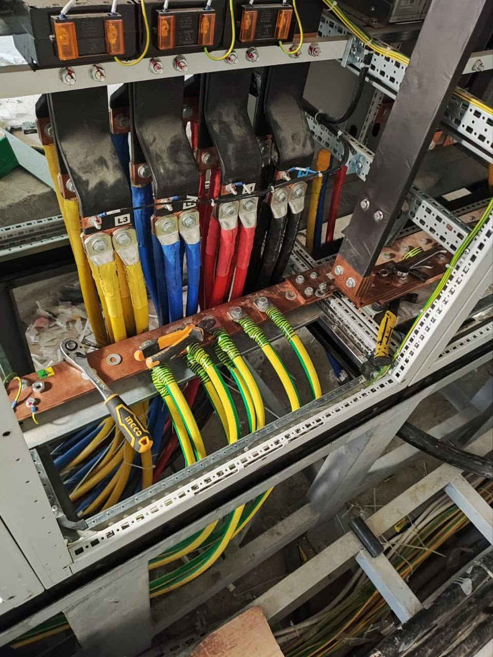 العمل المتقن يظل شاهداً على الإتقان مهما مر الوقت.. 🛠️
من المحطات المميزة التي اعتز بها، العمل إلى جانب الأصدقاء والزملاء الأفاضل في تنفيذ التجهيزات والتأسيسات الكهربائية داخل مدينة الطب / وزارة الصحة.
العمل في مثل هذه المؤسسات الكبيرة يطلب أعلى مستويات الدقة والأمان، وهو ما نسعى لتطبيقه دائماً في كل مشروع ونقطة نعمل عليها.
💬 نشارككم اليوم بعض الصور من ذاكرة هذا العمل والتفاصيل الميدانية..
✨ للتواصل وحجز أعمال التأسيسات والتجهيزات الكهربائية (منازل، محلات، مؤسسات):
📞 تواصل معنا: [***********]
📍 خدماتنا متوفرة في كافة المناطق
(نسعد بصلتكم وخدمتكم دائماً 🤝)

