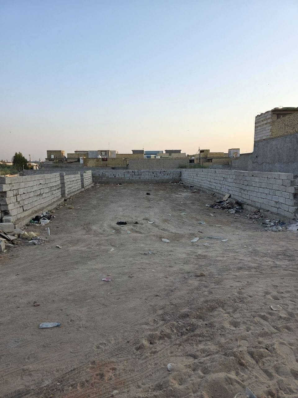 عرصة للبيع طابو زراعي سند ٢٥ مساحة 200 متر السعر 38   حولي الجامعة مرقمة بلدية  مقابل بيت المرمر باسمي  مداور ثاني يوم تبعد عن الشارع ١٨٠ متر لاستفسار ***********
