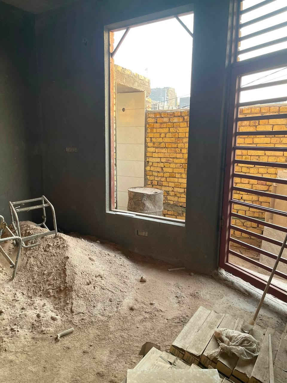 مشتمل أو هيكل للبيع١٠٠مربع بل دبيه رقم القطعه ١٠٥١ يحتوي على غرفه وصاله واستقبال ومطبخ وصحيات خارجيه وداخليه ومنور كهرباء ومي ولبخ وسيراميك الجدران جاهز باقي الارضيه موجوده بس ما مشتغلي السعر ٦٥وبي مجال ***********
