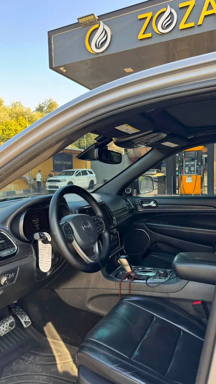 Jeep Grand Cherokee 2021 — 5.7 HEMI V8
🔥🔥

* موديل 2021

* محرك HEMI V8 سعة 5.7 لتر

* قوة 360 حصان

* عزم 529 نيوتن.م

* دفع رباعي 4×4

* ناقل حركة أوتوماتيك 8 سرعات

* جك/باب خلفي كهربائي

* شاشات خلفية

* شاشة وسطية تعمل باللمس

* شاشة معلومات للسائق

* كاميرا خلفية

* رادارات أمامية وخلفية

* حساسات اصطفاف أمامية وخلفية

* مراقبة النقطة العمياء Blind Spot

* تنبيه حركة المرور الخلفية

* مثبت سرعة متكيف Adaptive Cruise Control

* تحذير من الاصطدام الأمامي

* نظام مساعدة على الركن Park Assist

* فتحة سقف 

* داخلية جلد

* مقاعد كهربائية

* تسخين/تبريد المقاعد 

* تكييف أوتوماتيك

* Apple CarPlay / Android Auto

* تشغيل عن بُعد

* إضاءة LED

* جنوط رياضي

الرقم مو وياها انطي رقم غير هذا ويا السيارة

كتاب تضليل جديد سياره جديدة ماناقصها مصرف وسياره كلين تايتل بيها ملاحظات بسيطه موجوده باي سياره متعرضه للشارع 

السعر 29,500$ 

وبيها مجال  لتواصل ***********
