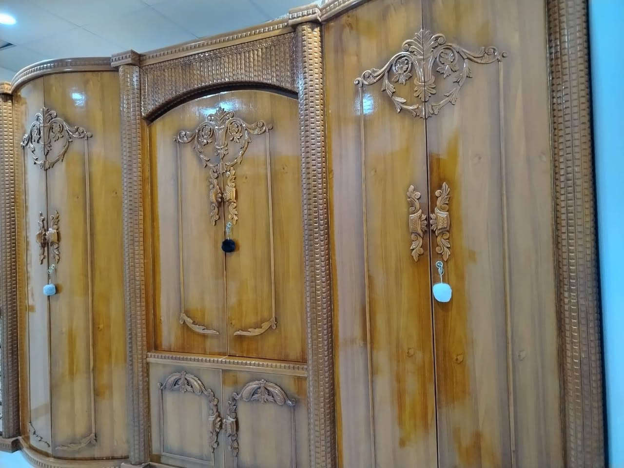 سلام عليكم غرفه نوم خشب عراقي ثقيل جديده حيل السعر مليون 550 العنوان جانب الأيمن ***********
