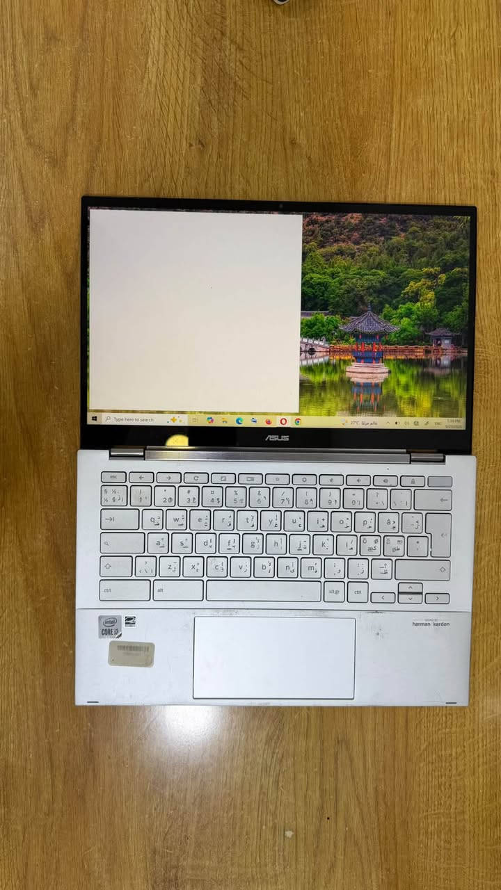 السلام عليكم

 لابتوبASUS Chromebook Flip C436F / C436FA، 

الملصق الخلفي مكتوب Model: C436F، والمواصفات الرسمية لهذا الموديل تشمل نسخ بمعالجات Intel Core من الجيل العاشر. 

مواصفاته

حسب النسخة الموضحه،  Core i3:

* 💻 الموديل: ASUS Chromebook Flip C436F
* ⚙️ المعالج: Intel Core i3-10110U — جيل عاشر، نواتين / 4 خيوط، من 2.1 إلى 4.1 GHz. 
‏* 🧠 RAM: 8GB LPDDR3 غالبًا، والرام ملحوم باللوحة. 
* 💾 التخزين: 128GB NVMe SSD في نسخة الـi3 الشائعة. 
* 🖥️ الشاشة: 14 إنچ Full HD 1920×1080، Touch، IPS. 
* 🎮 كرت الشاشة: Intel UHD Graphics 620 مدمج.
* 🔊 الصوت: Harman/Kardon.
‏* 🔄 Flip 360°: يعني الشاشة تنقلب وتصير مثل التابلت. 
* 🔌 المنافذ: USB-C، وmicroSD، وسماعة 3.5mm. 
* ⚖️ الوزن: تقريبًا 1.17 كغم. 
* 🔋 البطارية 42Wh تقريبًا، والشاحن USB-C بقدرة 45W. 
* 🪟 النظام الأصلي: ChromeOS، مو Windows.
مع شاحنه فقط تدعم الشحن السريع
السعر 300 الف وبي مجال قليل

للاستفسار ***********

نص مكتوب في الصور:
- About Your PC is monitored and protected. See details in Windows Security Related settings Change product key or upgrade your edition of Windows Read the Microsoft Software License Terms BitLocker settings Device Manager Remote desktop System protection Advanced system settings Rename this PC (advanced) Installed RAM 8.00 GB Speed: 2133 MHz Processor Intel(R) Core(TM) i3-10110U CPU @ 2.10GHz 2.59 GHz Graphics Card 128 MB Intel(R) UHD Graphics Storage 119 GB 33 GB of 119 GB used WIN-92QS4U50DT4 Helios Rename this PC Device Specifications Copy Device Name WIN-92QS4U50DT4 Processor Intel(R) Core(TM) i3-10110U CPU @ 2.10GHz 2.59 GHz Installed RAM 8.00 GB (7.87 GB usable) Graphics Card Intel(R) UHD Graphics (128 MB)