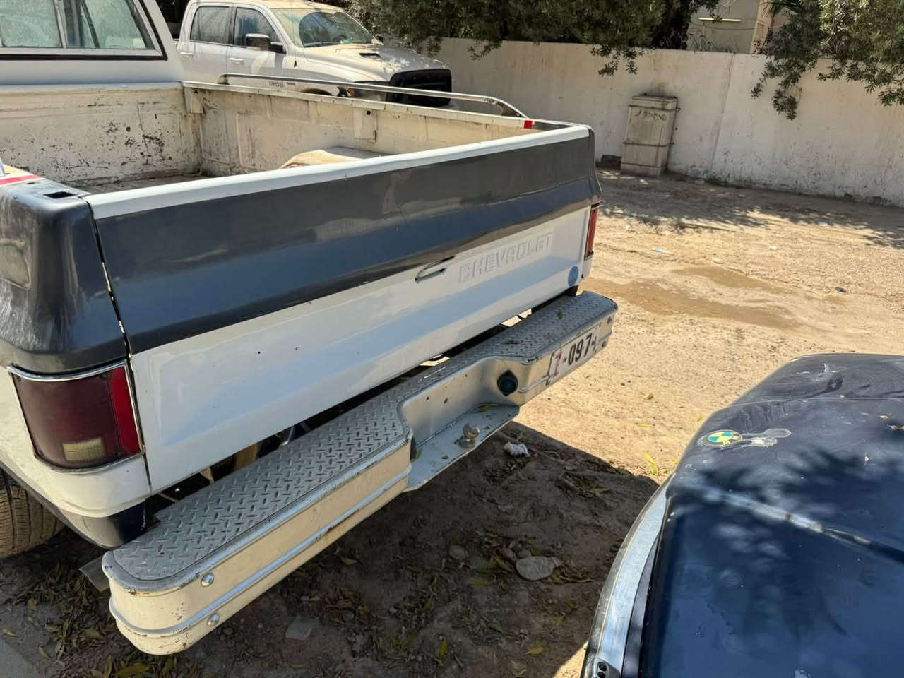 سلام عليكم سياره شوفرليت موديل ٨٥  مكان بغداد سياره نضيفه وسعره مناسب وداخل بلادي وانتسل على هذا الرقم ***********
