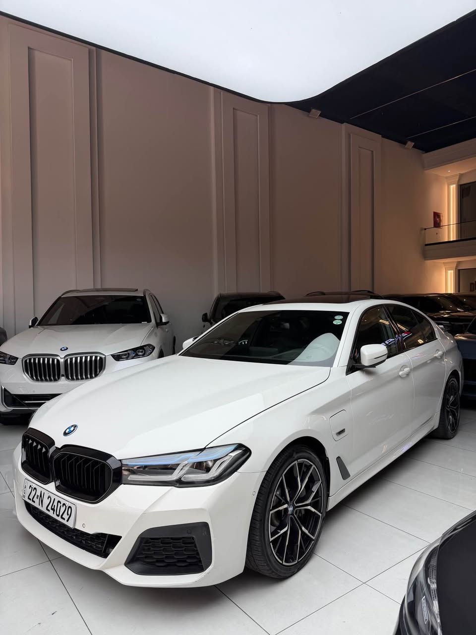 BMW 530e 
Hybrid bensin 
2022 M bellade 
40KM BA Patre darua ba full sha7nache 
Sayarakm be boyaxa 
Bas 3 Che PDR HAYA 
68 mil royya 
Masafat full 
Sama3a harmankardon 
Slayt sanduq shaft 
Sawty tanzel na dasty 
Sayaraka M belladya 
Lo Ma3lumat zyatr Datane talafon kay.
*********** أربيل, العراق
