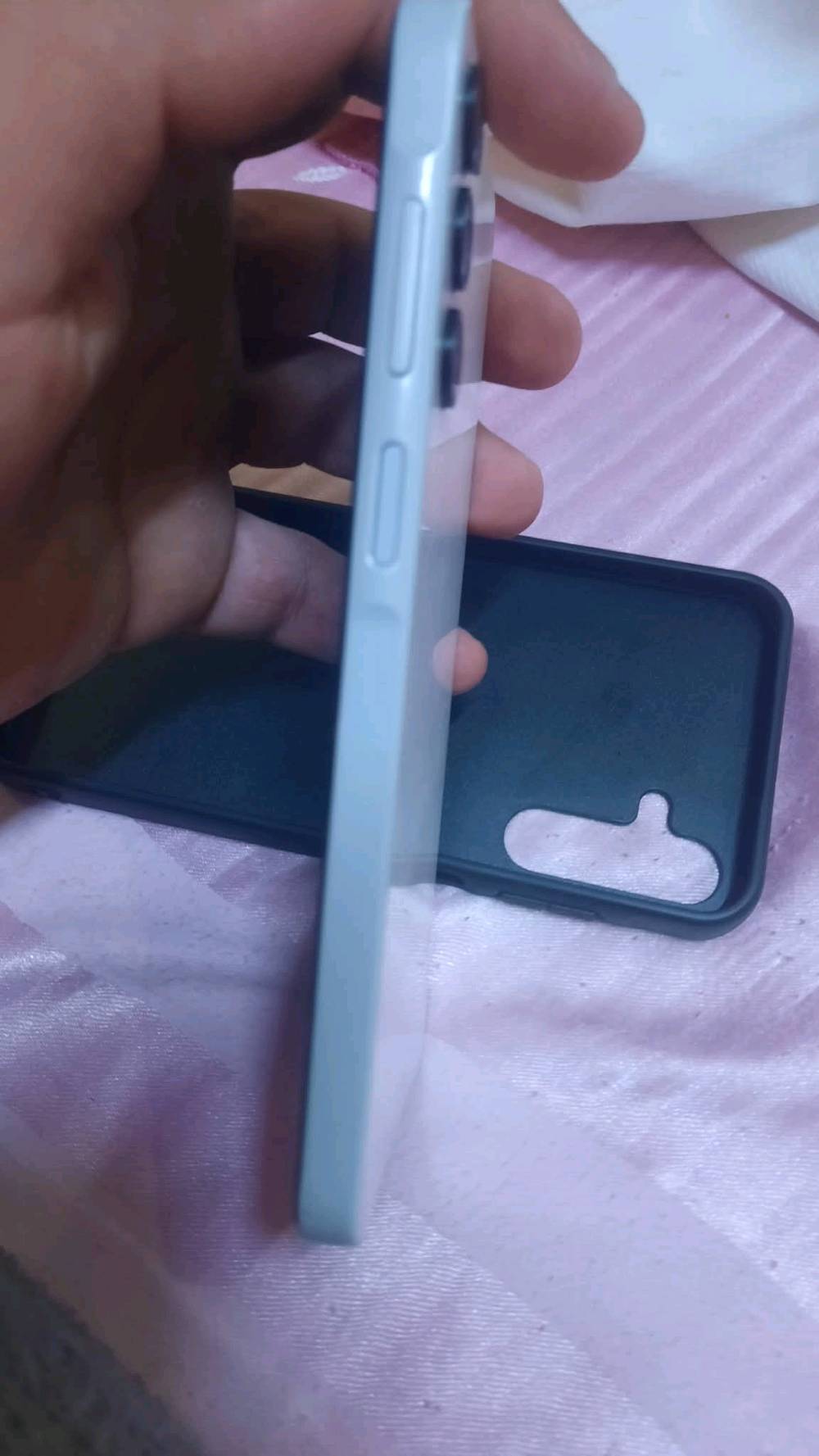 اي 15سامسونك ذاكره 128مبايل ممفتوح وضع شركه فقط فطر بشاشه موضح بصور وكامره لخلفيه شغاله بس بيه غواش تحتاج تنضيف لئن كزازه مكسوره