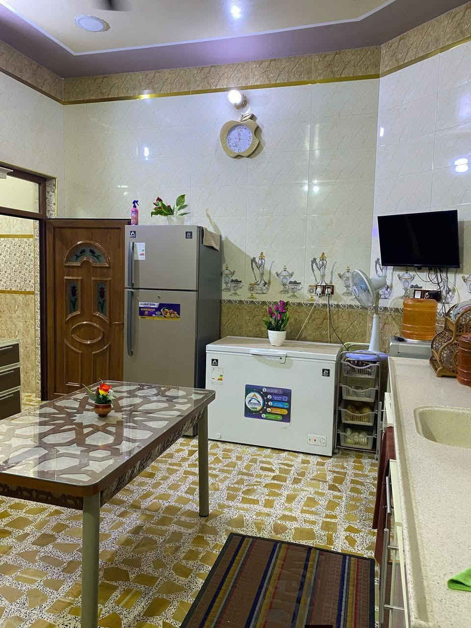 السلام عليكم ورحمة الله وبركاته أخواني الأعزاء... هناك بيت للبيع بناء طابوق بصف بيت المرحوم خزعل شلال بالقرب من شارع ٤٠ البيت جاهز من كلشي البيت مساحته ٣٠٠ متر واجهيته ١٢ متر نزال ٢٨متر ٢ غرفة نوم صاله كبيرة إستقبال مطبخ بناء حديث شارع أمامي ٧ متر شارع خلفي ٦ متر مخزن فوق السطح سندويج بنل السعر ١١٠ مليون أو بي مجال مع الكاونتر المطبخ والمغاسل والتانكيات عدد٢ كيزر عدد ٢ ماطور ماء... الي يريد يعرف تفاصيل اكتر عن البيت الأتصال بصاحب البيت على هذا الرقم (***********). اني مجرد وسيله للنشر فقط..
