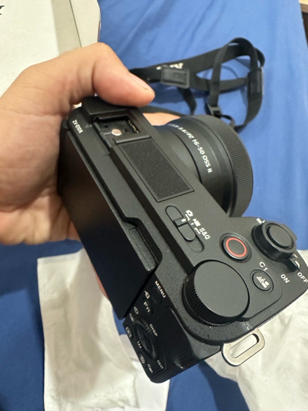 كامرة Sony zv e10 ii للبيع
الكامره مستعمله قليل جدا 
نضافتها 100‎%‎ حالها حال الي بالباكيت
باكيتها ووصل الشراء وملحقاتها كامله
السعر 1،100،000 دينار
بغداد الغزالية ***********