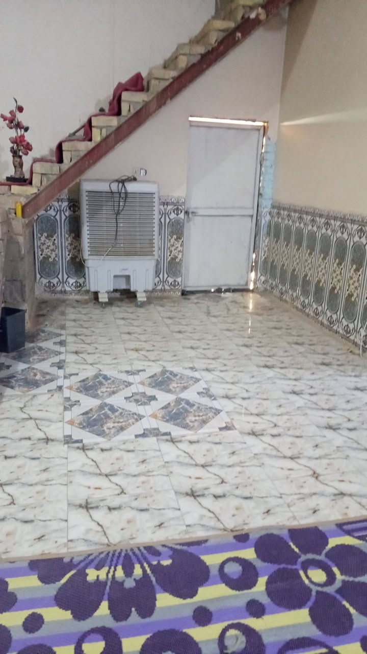 بيت للبيع ركن مسجل بالتطويب مساحته ٦٠٠ نص بناء ٣٠٠ متر ونص الثاني قطعه مسيجه تصير بيتين هم ٣٠٠ بناء طابوق منطقه المعمل مقابل محطة الكهرباء شويه عن ال جهل *********** سعره ٥٠ وبي مجال
