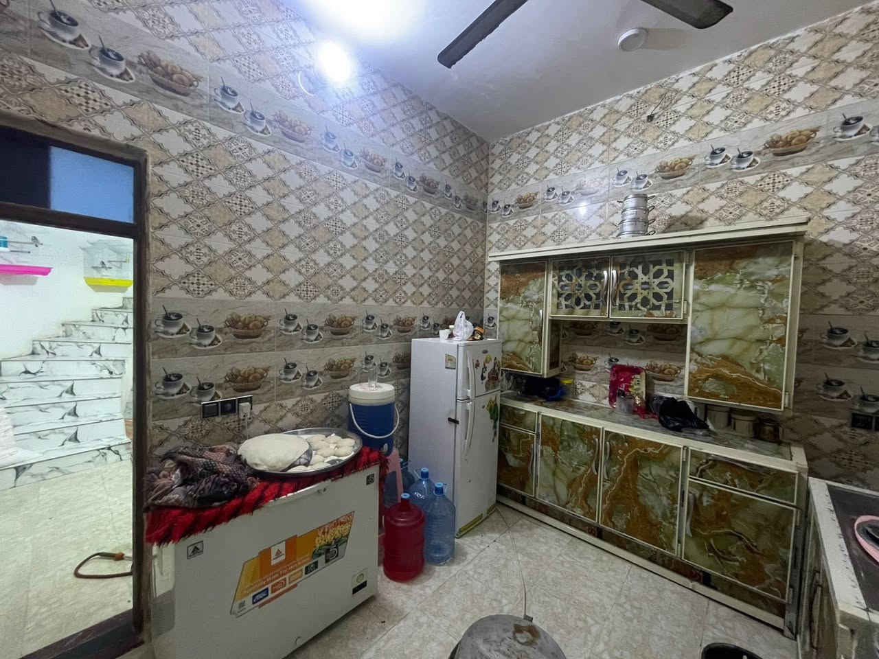 يالله 
دار زراعي للبيع مساحه ١٠٠م في شارع المهندس في منطقه الصخيين قريب ع شارع العام 
بناء جديد وجاهز بناء طابوق وسقف كونكريت 
يتكون من غرفه كبيره وصاله ومطبخ وديوانيه ومنور وصحيات داخليه وخارجيه ودرج دائري الخدمات ماء وكهرباء ومجاري رئيسيه بالقرب من أسواق السجاد كافة الخدمات متوفره 
سطح شتايكر واجهه ملبوخه ومنثوره وستاره كامله 
للمزيد اتصال 
بالأرقام التأليه 
***********
***********
للمزيد من المعلومات يمكنكم التواصل معنا 
على صفحة الفيس بوك  للمزيد من العروض على الفيس بك 
https://www.facebook.com/share/184e1SZUBr/?mibextid=wwXIfr
للمزيد من العروض على حسابنا تيك توك
 www.tiktok.com/@user3133131000
للمزيد من العروض على حسابنا التيليجرام)
https://t.me/+P7JMB2u_71k2ZWJi

للمزيد من العروض على حسابنا الواتساب 
https://chat.whatsapp.com/BLYmucgy7SSGDs399o3EWD@إشارة@#الجميع
