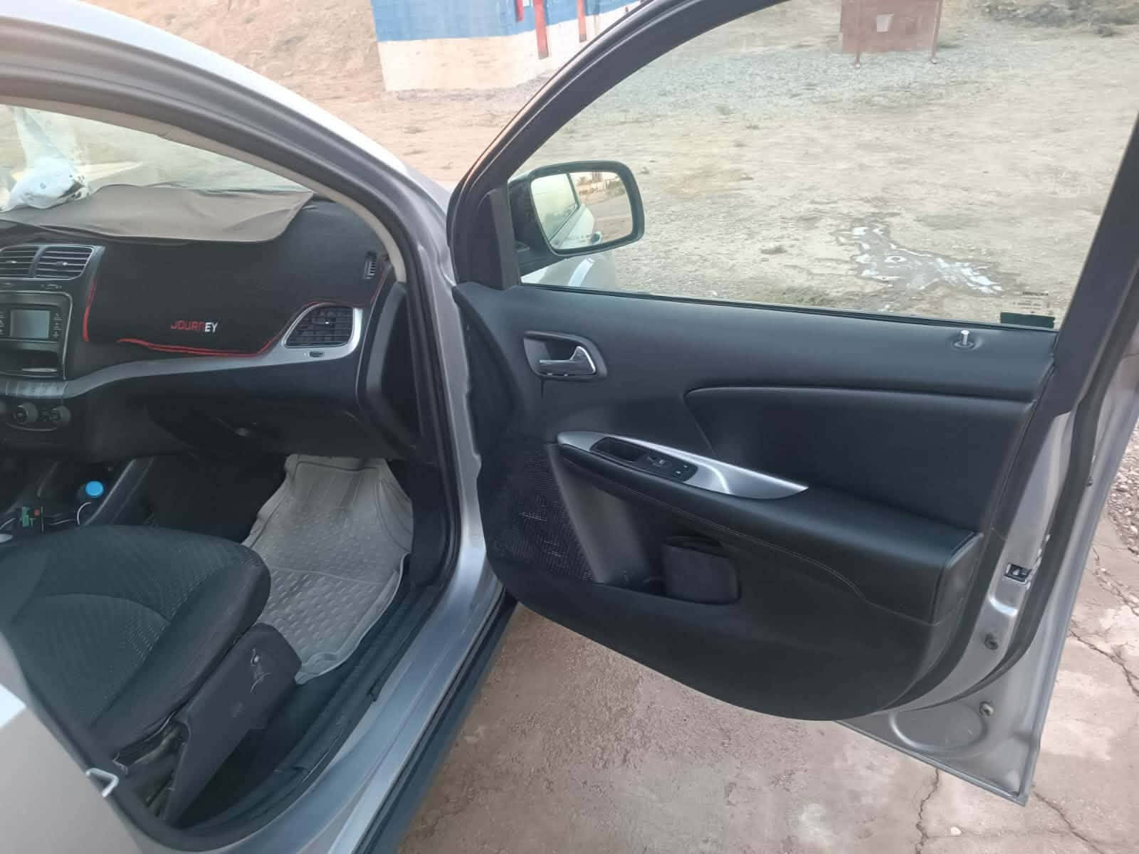 سلام عليكم
جورني 17CXT   سلندر 6 ضرر جاملغ الامامي جهة السايق 
السياره يحتاجله ترتيب قليل اي شي عل فحص 
السعر 130  اوبيه مجال 
***********
***********
