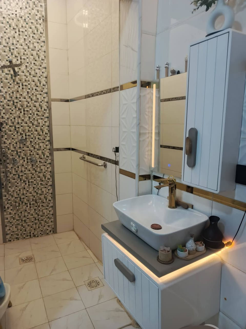 بيت طابو اسهم ركن   للبيع بناء حديث طابوق صب كونكريت شغل درجة اولى فوول مساحة 110 غرفة وصالة وديوانية ومطبخ وحمام داخلي وصحيات خارجية فوك صالة ب المدينة ورا الروف نزلة ثانية خامس بيت عن الروف كلش قريب وخدمات متوفرة كهرباء وماي ومجاري قرب نائب داوود عيدان بيت فوول مواصفات حديث شغل مودرن  السعر 85بي مجال
